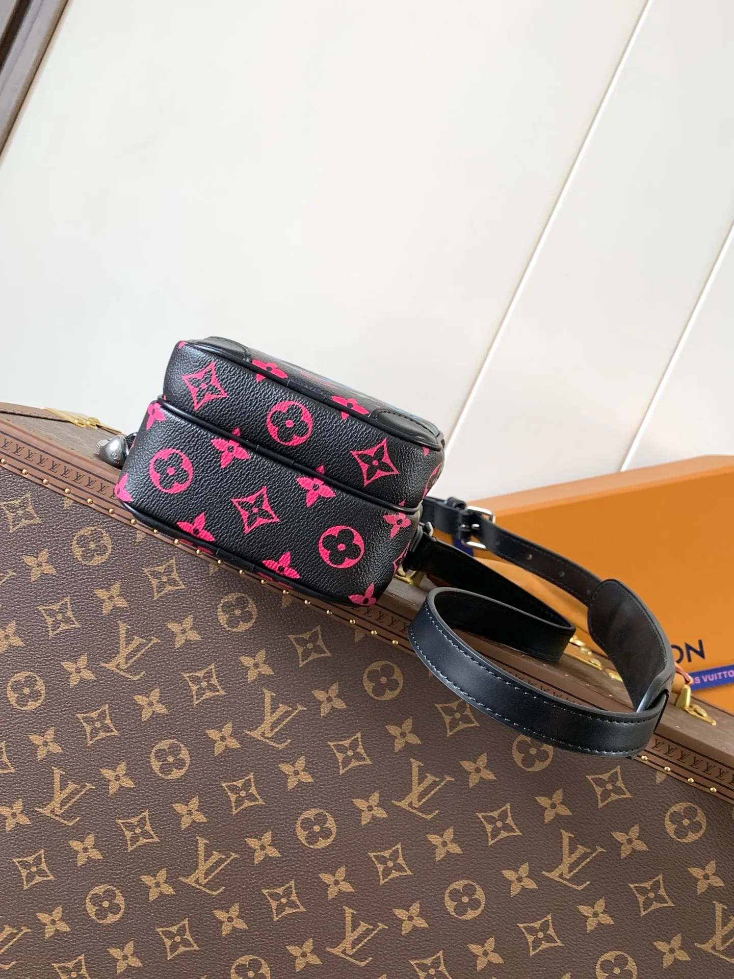 💰1080 Top Original M13898 Top Original Transcoding Chip 163C In his latest collection, Pharrell Williams reinvents the Amazone crossbody bag from the 1980s, updating it with luxurious details. Select soft cow leather and cover it with Monogram printing. The leather texture is like vintage Monogram canvas. The bag is embellished with a pearl zipper and paired with a detachable Louis Vuitton metal hangtag, which is reminiscent of the nameplate on the brand's vintage luggage. 14.5 Half-length strap adjustable to: 58.0 cm