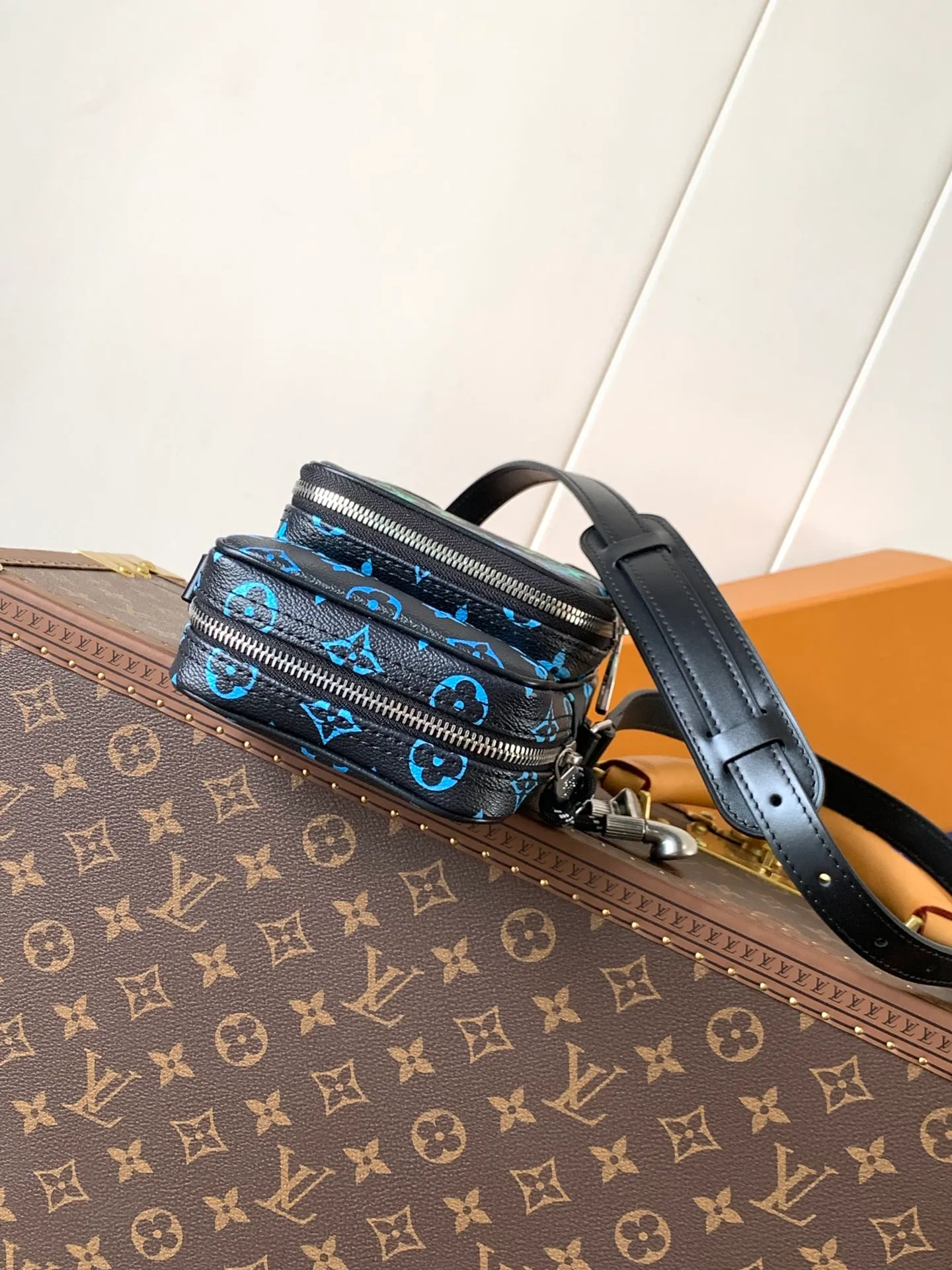 💰1080 Top Original M13898 Top Original Transcoding Chip 163C In his latest collection, Pharrell Williams reinvents the Amazone crossbody bag from the 1980s, updating it with luxurious details. Select soft cow leather and cover it with Monogram printing. The leather texture is like vintage Monogram canvas. The bag is embellished with a pearl zipper and paired with a detachable Louis Vuitton metal hangtag, which is reminiscent of the nameplate on the brand's vintage luggage. 14.5 Half-length strap adjustable to: 58.0 cm
