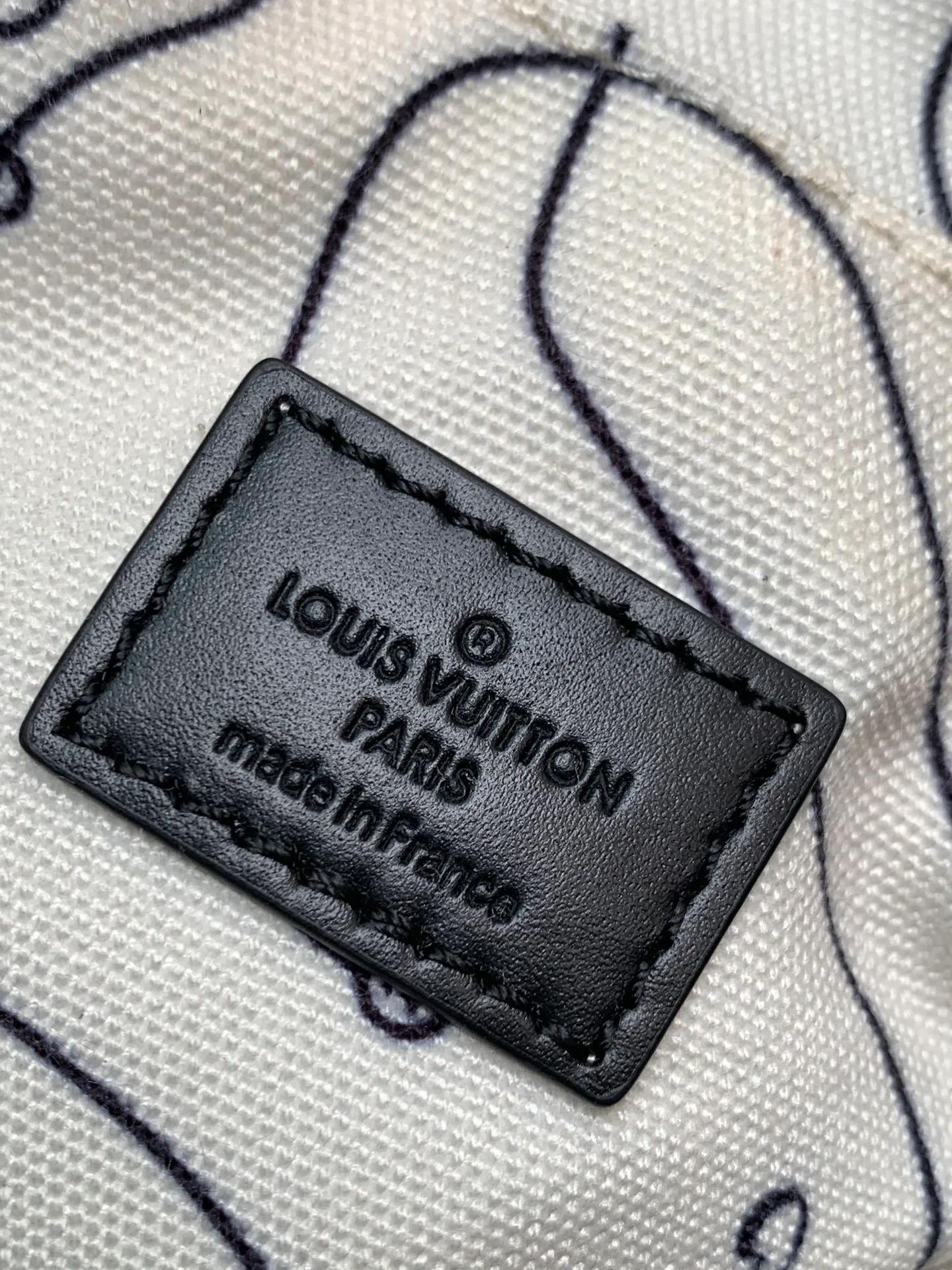 💰1080 Top Original M13898 Top Original Transcoding Chip 163C In his latest collection, Pharrell Williams reinvents the Amazone crossbody bag from the 1980s, updating it with luxurious details. Select soft cow leather and cover it with Monogram printing. The leather texture is like vintage Monogram canvas. The bag is embellished with a pearl zipper and paired with a detachable Louis Vuitton metal hangtag, which is reminiscent of the nameplate on the brand's vintage luggage. 14.5 Half-length strap adjustable to: 58.0 cm