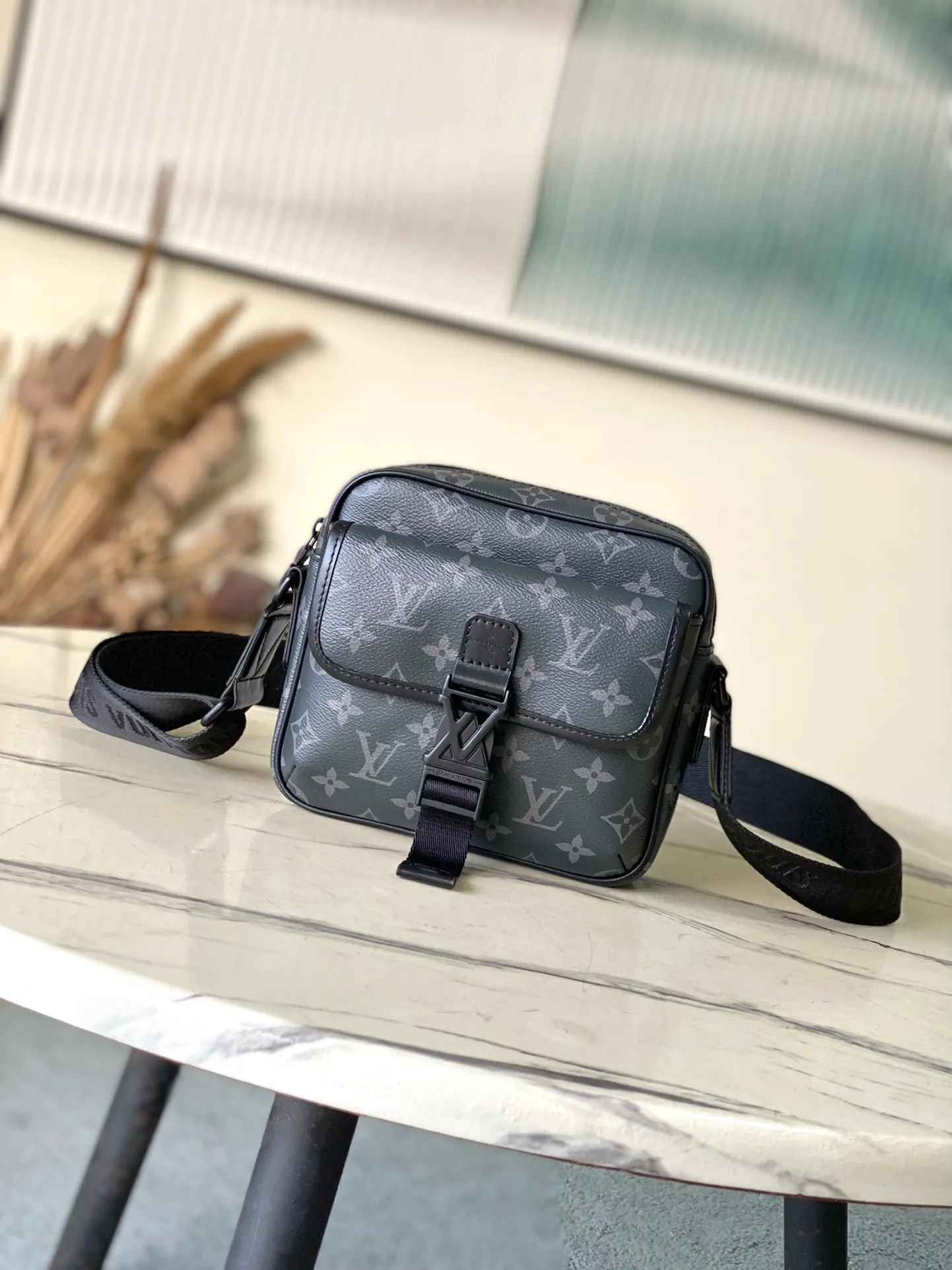 💰1020 Top original order M12518 This Getaway messenger bag has the delicate Monogram embossing of Monogram Shadow leather, and its compact configuration allows for easy conversion between a messenger bag and a clutch. The front flap pocket is equipped with an LV metal buckle, and the wide adjustable fabric shoulder strap makes it easy to carry on the shoulder or cross-body. Dimensions: 18 × 17 × 7.8 cm