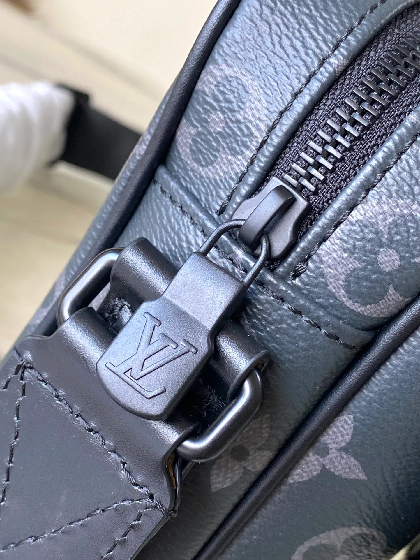 💰1020 Top original order M12518 This Getaway messenger bag has the delicate Monogram embossing of Monogram Shadow leather, and its compact configuration allows for easy conversion between a messenger bag and a clutch. The front flap pocket is equipped with an LV metal buckle, and the wide adjustable fabric shoulder strap makes it easy to carry on the shoulder or cross-body. Dimensions: 18 × 17 × 7.8 cm