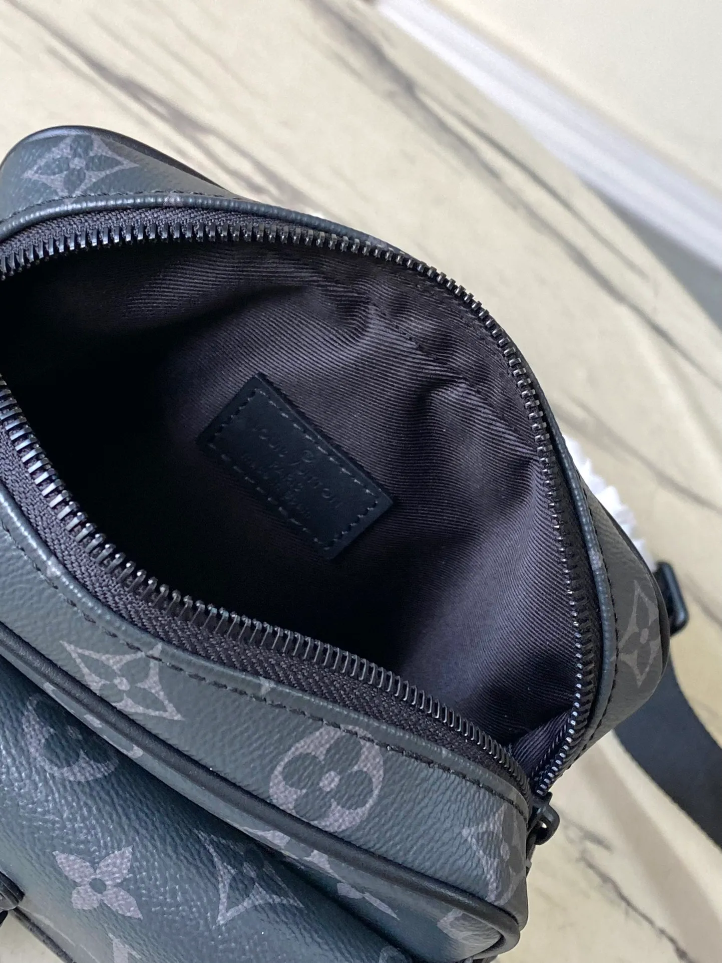 💰1020 Top original order M12518 This Getaway messenger bag has the delicate Monogram embossing of Monogram Shadow leather, and its compact configuration allows for easy conversion between a messenger bag and a clutch. The front flap pocket is equipped with an LV metal buckle, and the wide adjustable fabric shoulder strap makes it easy to carry on the shoulder or cross-body. Dimensions: 18 × 17 × 7.8 cm