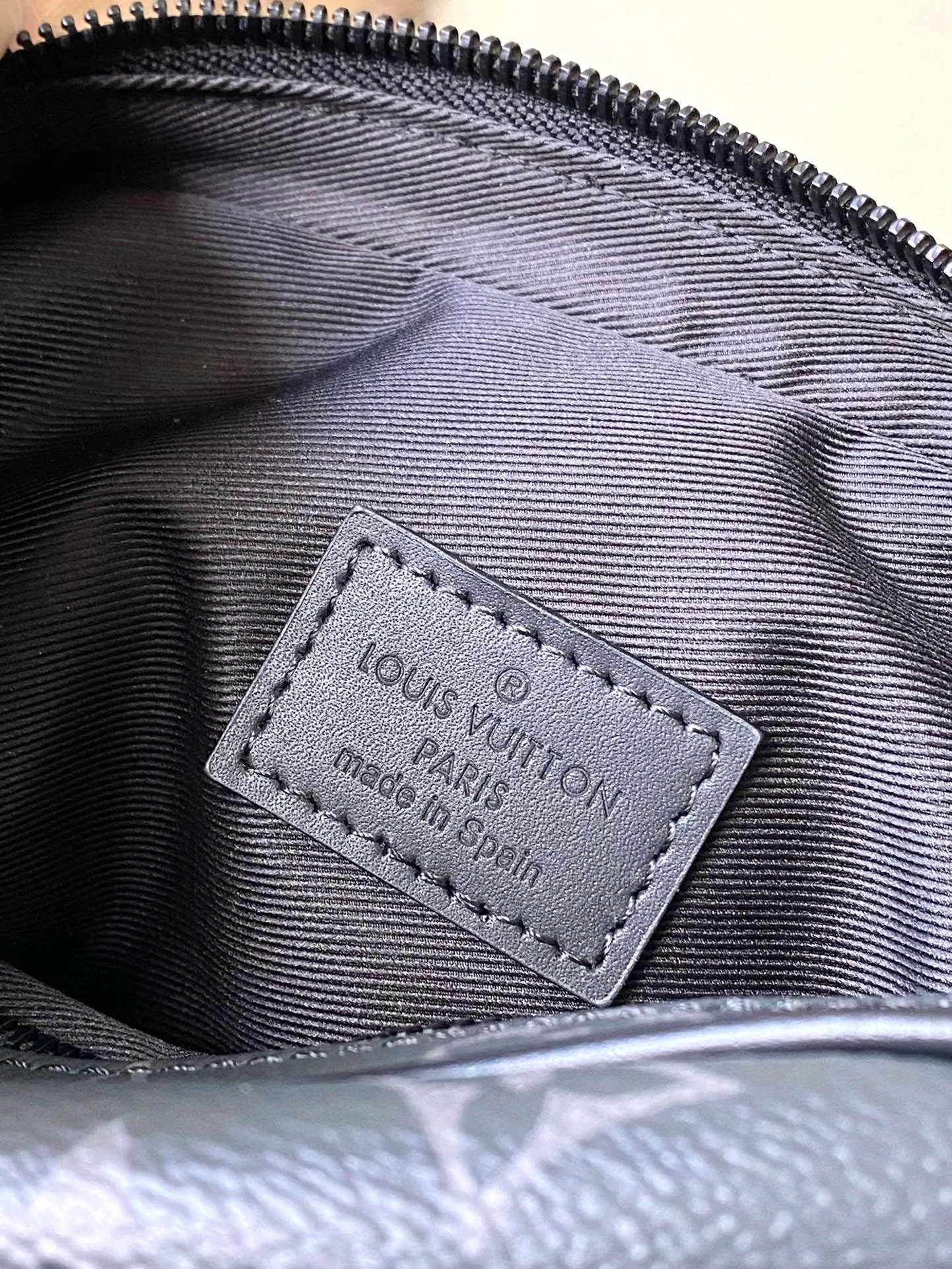 💰1020 Top original order M12518 This Getaway messenger bag has the delicate Monogram embossing of Monogram Shadow leather, and its compact configuration allows for easy conversion between a messenger bag and a clutch. The front flap pocket is equipped with an LV metal buckle, and the wide adjustable fabric shoulder strap makes it easy to carry on the shoulder or cross-body. Dimensions: 18 × 17 × 7.8 cm
