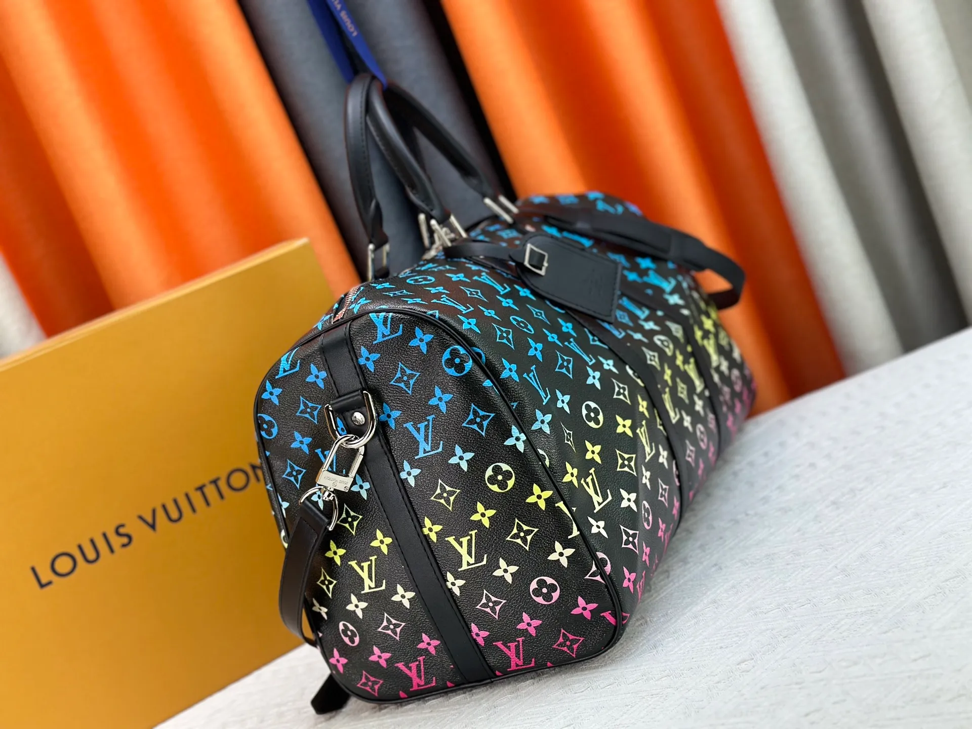 P340 M41418 M13915 upgraded original version new "louis vuitton" Iv travel bag louis vuitton Spacious capacity and adjustable shoulder straps are suitable for work, leisure or travel. High-definition hardware logo and interior compartments! Special lining. Smooth zipper, exquisite workmanship, every detail is in place! A must-have for men. Size: 45x27x20cm