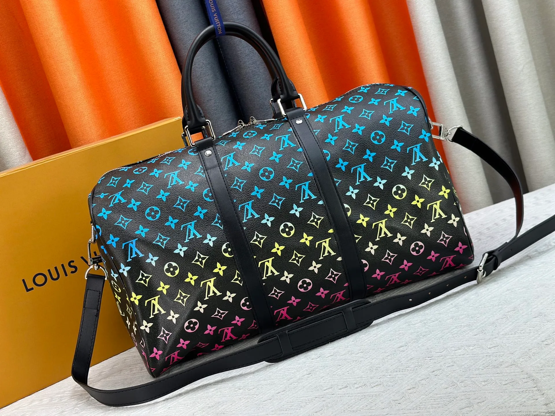 P340 M41418 M13915 upgraded original version new "louis vuitton" Iv travel bag louis vuitton Spacious capacity and adjustable shoulder straps are suitable for work, leisure or travel. High-definition hardware logo and interior compartments! Special lining. Smooth zipper, exquisite workmanship, every detail is in place! A must-have for men. Size: 45x27x20cm