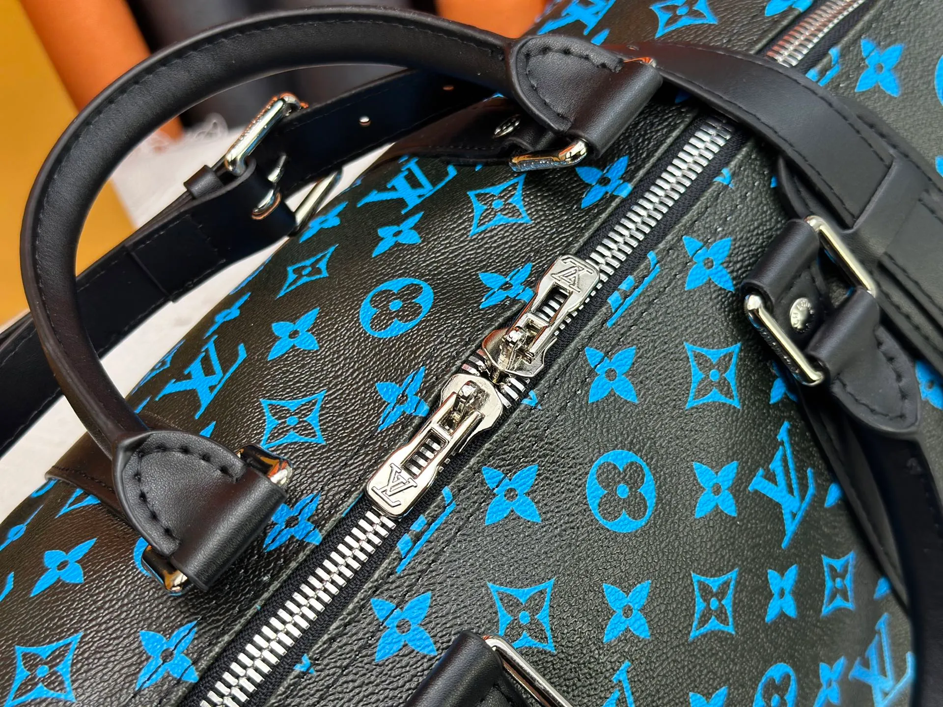 P340 M41418 M13915 upgraded original version new "louis vuitton" Iv travel bag louis vuitton Spacious capacity and adjustable shoulder straps are suitable for work, leisure or travel. High-definition hardware logo and interior compartments! Special lining. Smooth zipper, exquisite workmanship, every detail is in place! A must-have for men. Size: 45x27x20cm