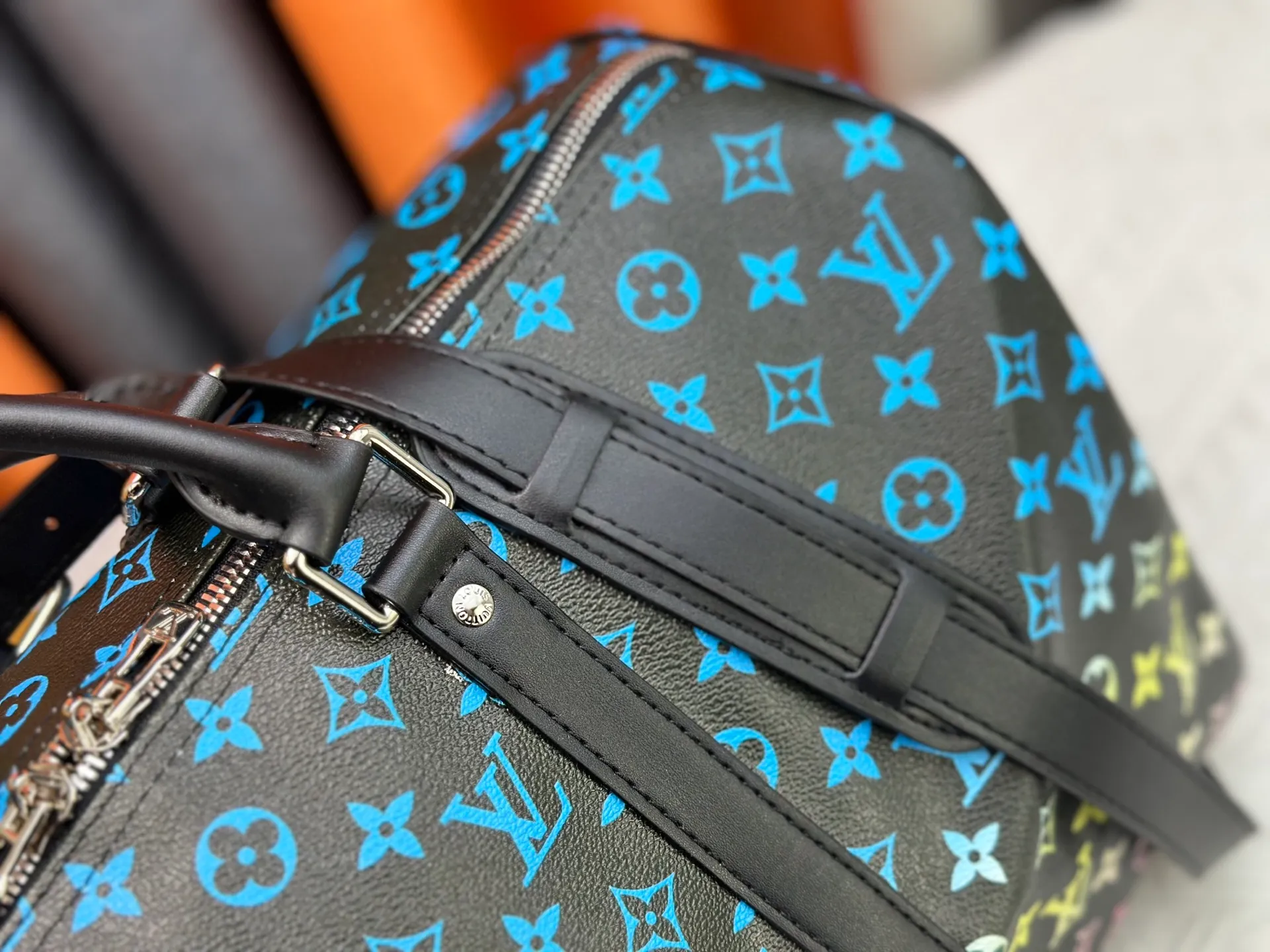 P340 M41418 M13915 upgraded original version new "louis vuitton" Iv travel bag louis vuitton Spacious capacity and adjustable shoulder straps are suitable for work, leisure or travel. High-definition hardware logo and interior compartments! Special lining. Smooth zipper, exquisite workmanship, every detail is in place! A must-have for men. Size: 45x27x20cm