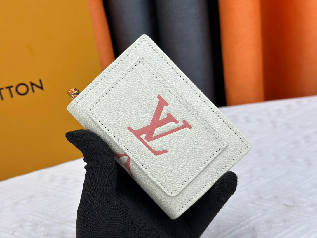 P170 LV top replica M80152 This Cléa wallet is made of Monogram Empreinte soft grained cowhide, embellished with Louis Vuitton's iconic Monogram embossed pattern. It has a stylish design, is exquisite and compact but has a spacious capacity. It is equipped with an external patch pocket, zipper coin pocket, banknote compartment and six credit card slots. Dimensions: 12 x 9 x 3.5 cm (length x height x width