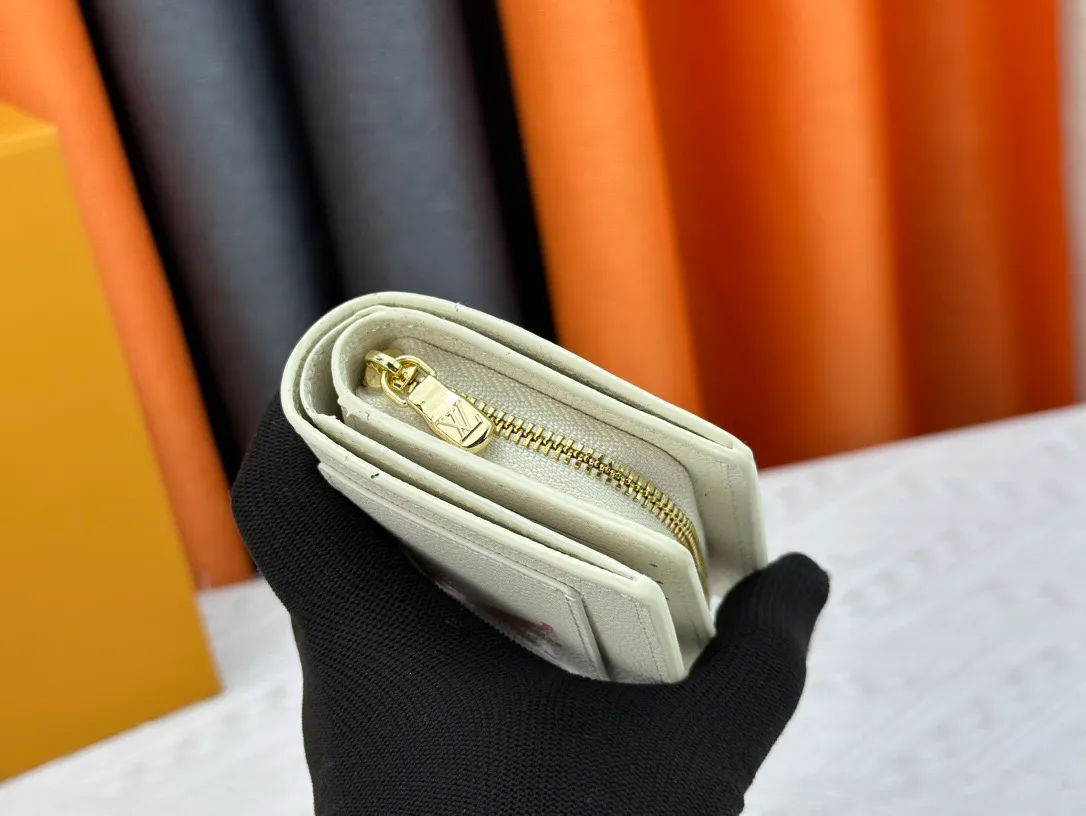 P170 LV top replica M80152 This Cléa wallet is made of Monogram Empreinte soft grained cowhide, embellished with Louis Vuitton's iconic Monogram embossed pattern. It has a stylish design, is exquisite and compact but has a spacious capacity. It is equipped with an external patch pocket, zipper coin pocket, banknote compartment and six credit card slots. Dimensions: 12 x 9 x 3.5 cm (length x height x width