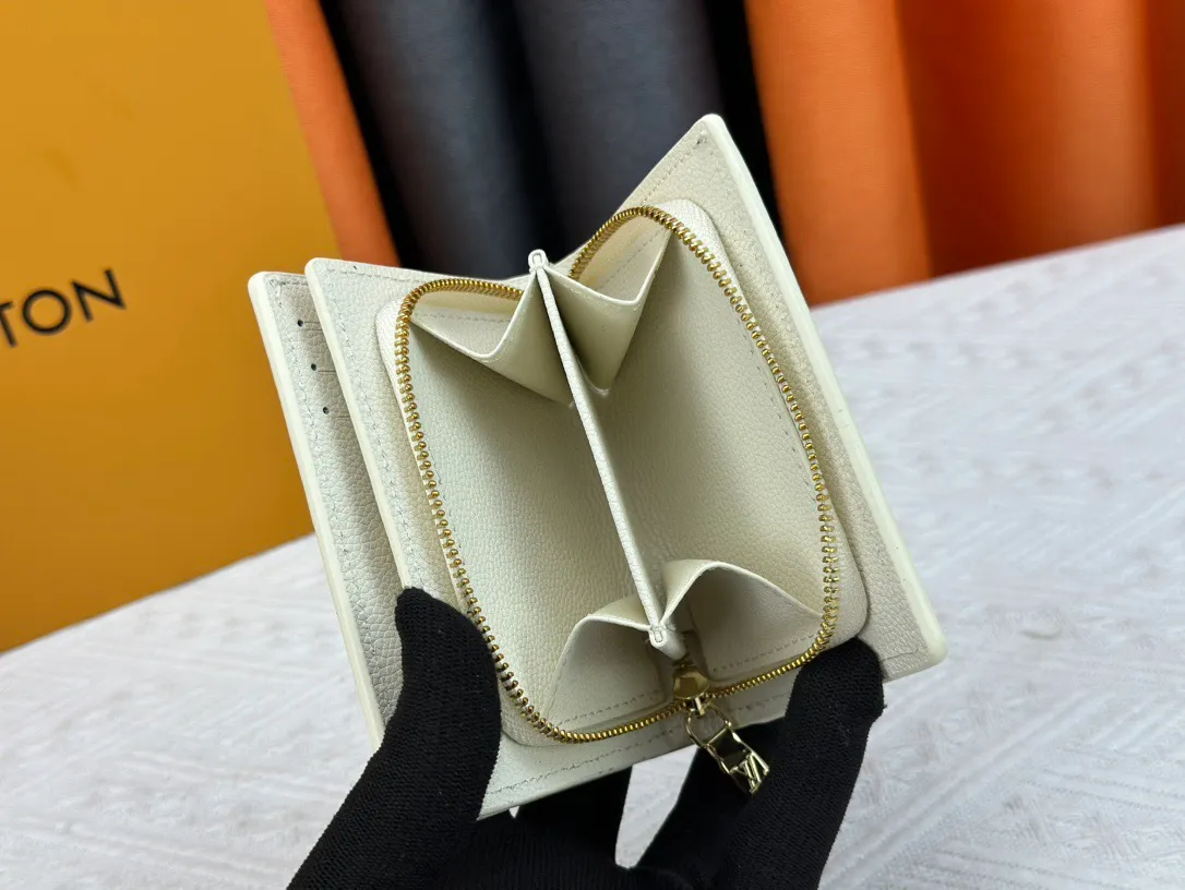P170 LV top replica M80152 This Cléa wallet is made of Monogram Empreinte soft grained cowhide, embellished with Louis Vuitton's iconic Monogram embossed pattern. It has a stylish design, is exquisite and compact but has a spacious capacity. It is equipped with an external patch pocket, zipper coin pocket, banknote compartment and six credit card slots. Dimensions: 12 x 9 x 3.5 cm (length x height x width