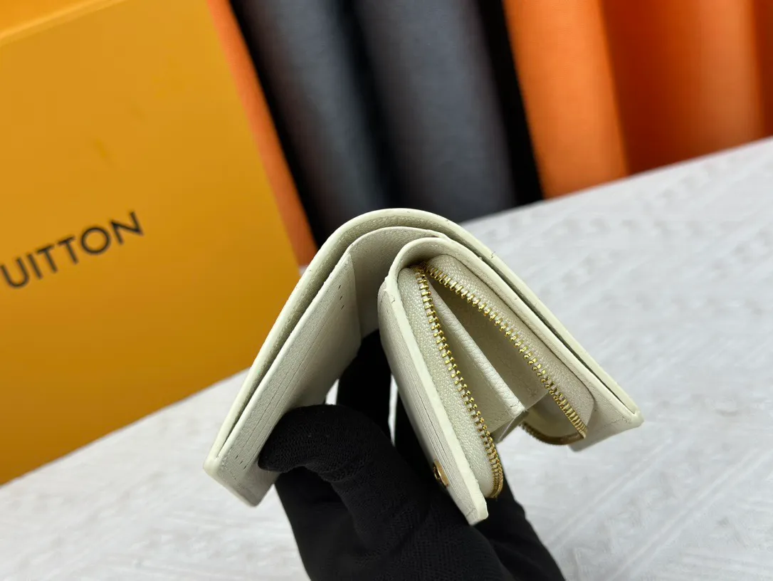 P170 LV top replica M80152 This Cléa wallet is made of Monogram Empreinte soft grained cowhide, embellished with Louis Vuitton's iconic Monogram embossed pattern. It has a stylish design, is exquisite and compact but has a spacious capacity. It is equipped with an external patch pocket, zipper coin pocket, banknote compartment and six credit card slots. Dimensions: 12 x 9 x 3.5 cm (length x height x width