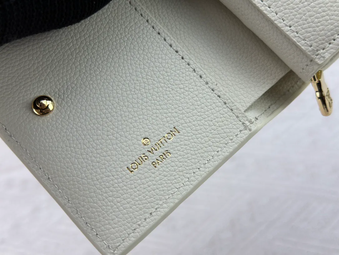 P170 LV top replica M80152 This Cléa wallet is made of Monogram Empreinte soft grained cowhide, embellished with Louis Vuitton's iconic Monogram embossed pattern. It has a stylish design, is exquisite and compact but has a spacious capacity. It is equipped with an external patch pocket, zipper coin pocket, banknote compartment and six credit card slots. Dimensions: 12 x 9 x 3.5 cm (length x height x width
