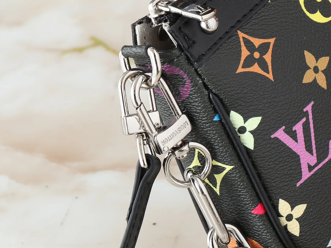 💰200💰Upgraded original M13663 M13404 M13440 M92649 This Pochette Accessoires handbag is made of coated canvas, with colorful Monogram patterns to interpret the smart style of the Louis Vuitton x Murakami cross-border collaboration series. Calf leather trim and dazzling hardware add to the sophisticated details, while the detachable shoulder strap and chain allow for flexible carry. Dimensions: 22.0 x 13.0 x 4.0 cm (length x height x width)