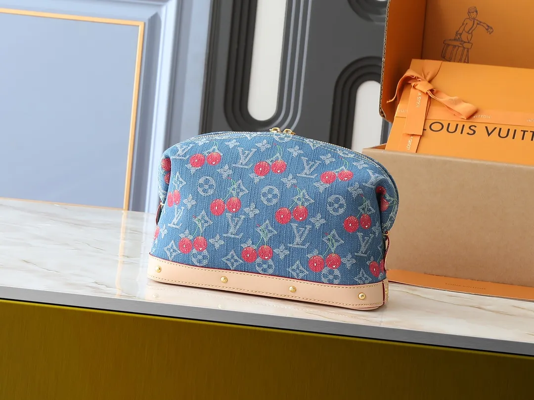 💰260💰Upgraded from the original M13893 M24317 M46458 This large cosmetic bag is made of Monogram denim and uses a cute cherry embroidery pattern to convey the vitality and interest of the Louis Vuitton x Takashi Murakami replica series. Metal rivets add an irreverent edge to the leather trim, while the wide zipper opening and removable, washable lining are functional. Dimensions: 27.0 x 18.0 x 9.0 cm (length x height x width)