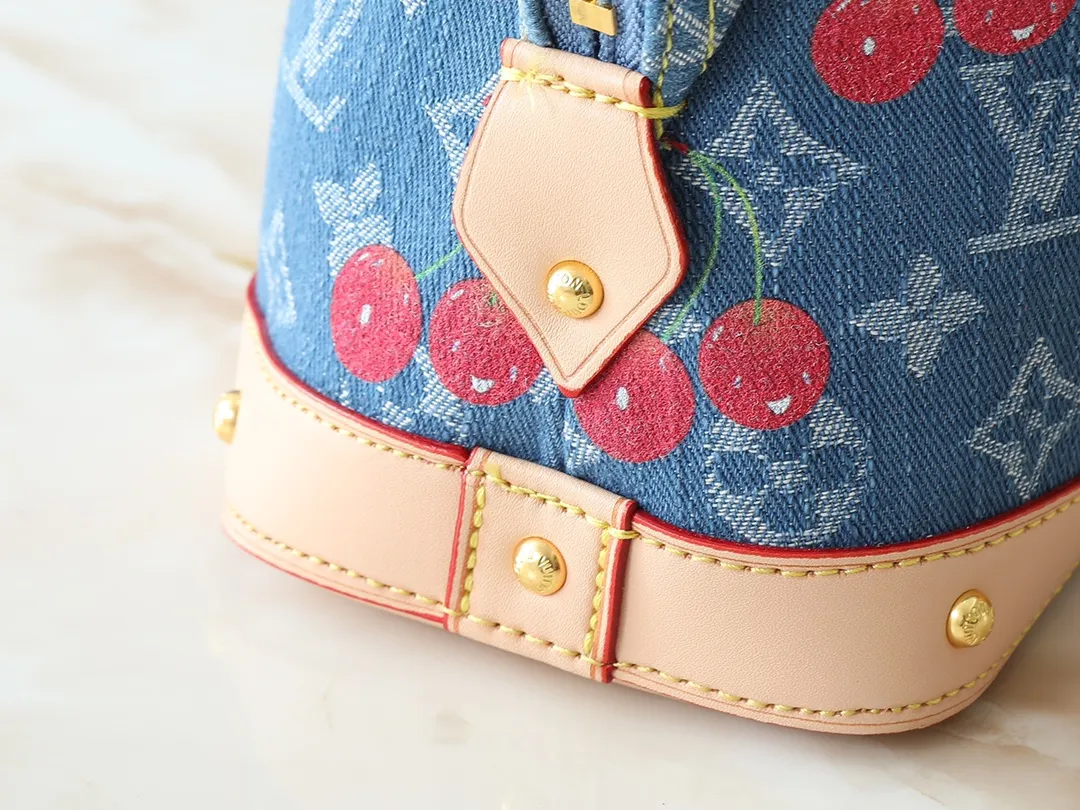 💰260💰Upgraded from the original M13893 M24317 M46458 This large cosmetic bag is made of Monogram denim and uses a cute cherry embroidery pattern to convey the vitality and interest of the Louis Vuitton x Takashi Murakami replica series. Metal rivets add an irreverent edge to the leather trim, while the wide zipper opening and removable, washable lining are functional. Dimensions: 27.0 x 18.0 x 9.0 cm (length x height x width)
