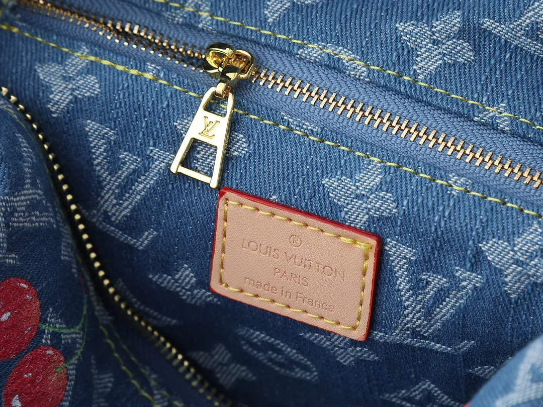 💰260💰Upgraded from the original M13893 M24317 M46458 This large cosmetic bag is made of Monogram denim and uses a cute cherry embroidery pattern to convey the vitality and interest of the Louis Vuitton x Takashi Murakami replica series. Metal rivets add an irreverent edge to the leather trim, while the wide zipper opening and removable, washable lining are functional. Dimensions: 27.0 x 18.0 x 9.0 cm (length x height x width)