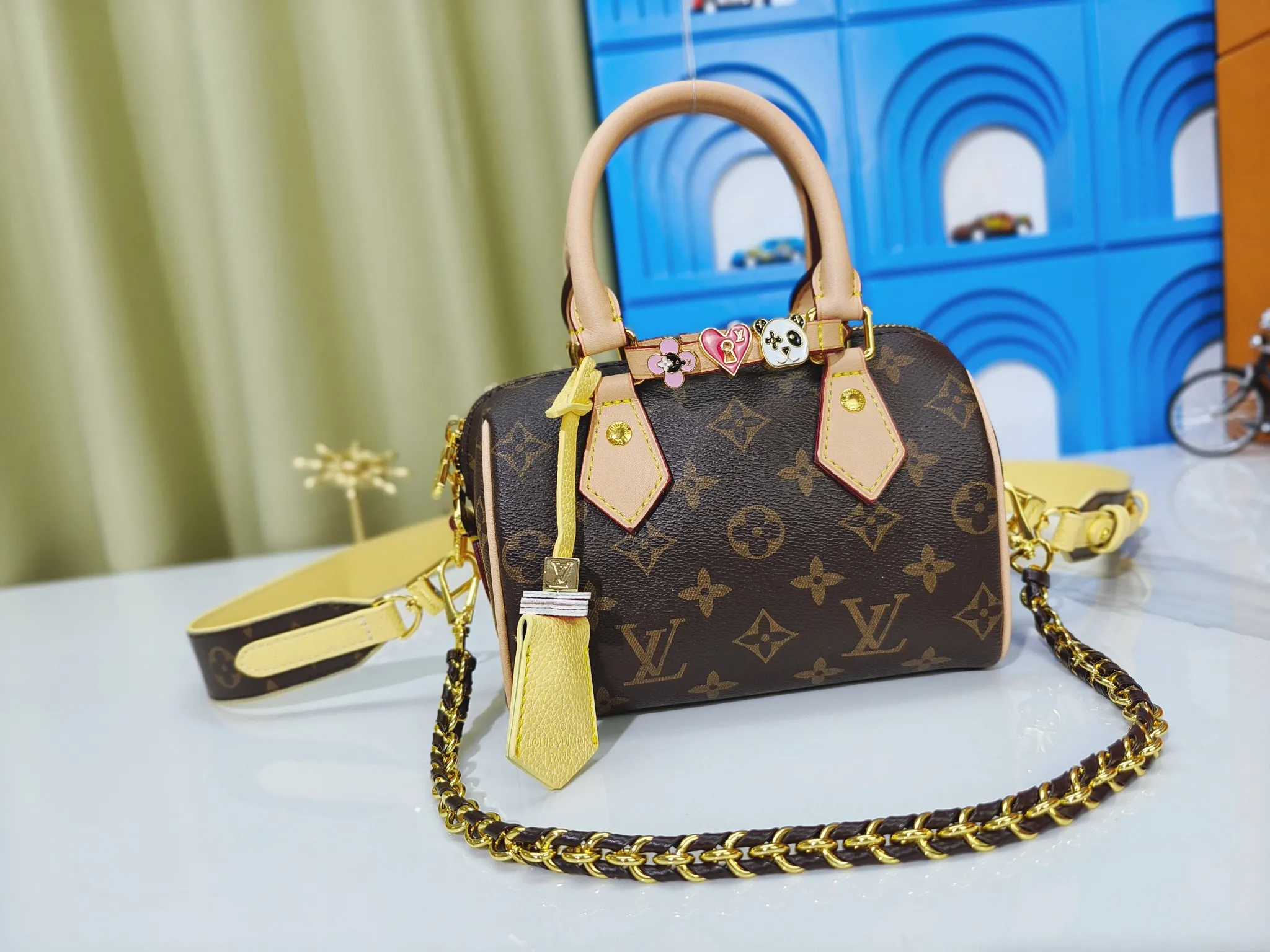 P260💰 Upgraded from the original m24606 black flower m46970 presbyopic m24605 green leather m24598 purple leather m24474 white flower m24605 blue leather 2024 China Qixi Festival limited speedy18, to meet daily needs with exquisite and compact accessories that can be worn in multiple ways, plus a detachable chain strap to achieve a comfortable shoulder-carrying experience. Dimensions: 18.0x12.5x11.0 (length x height x width)