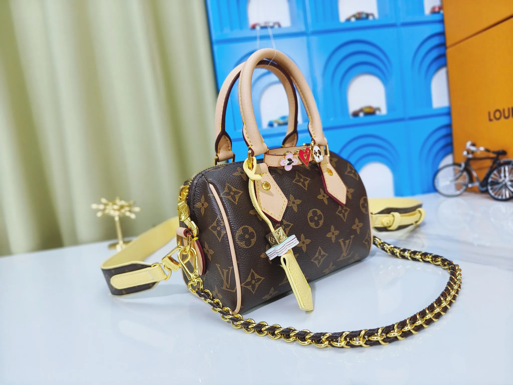 P260💰 Upgraded from the original m24606 black flower m46970 presbyopic m24605 green leather m24598 purple leather m24474 white flower m24605 blue leather 2024 China Qixi Festival limited speedy18, to meet daily needs with exquisite and compact accessories that can be worn in multiple ways, plus a detachable chain strap to achieve a comfortable shoulder-carrying experience. Dimensions: 18.0x12.5x11.0 (length x height x width)