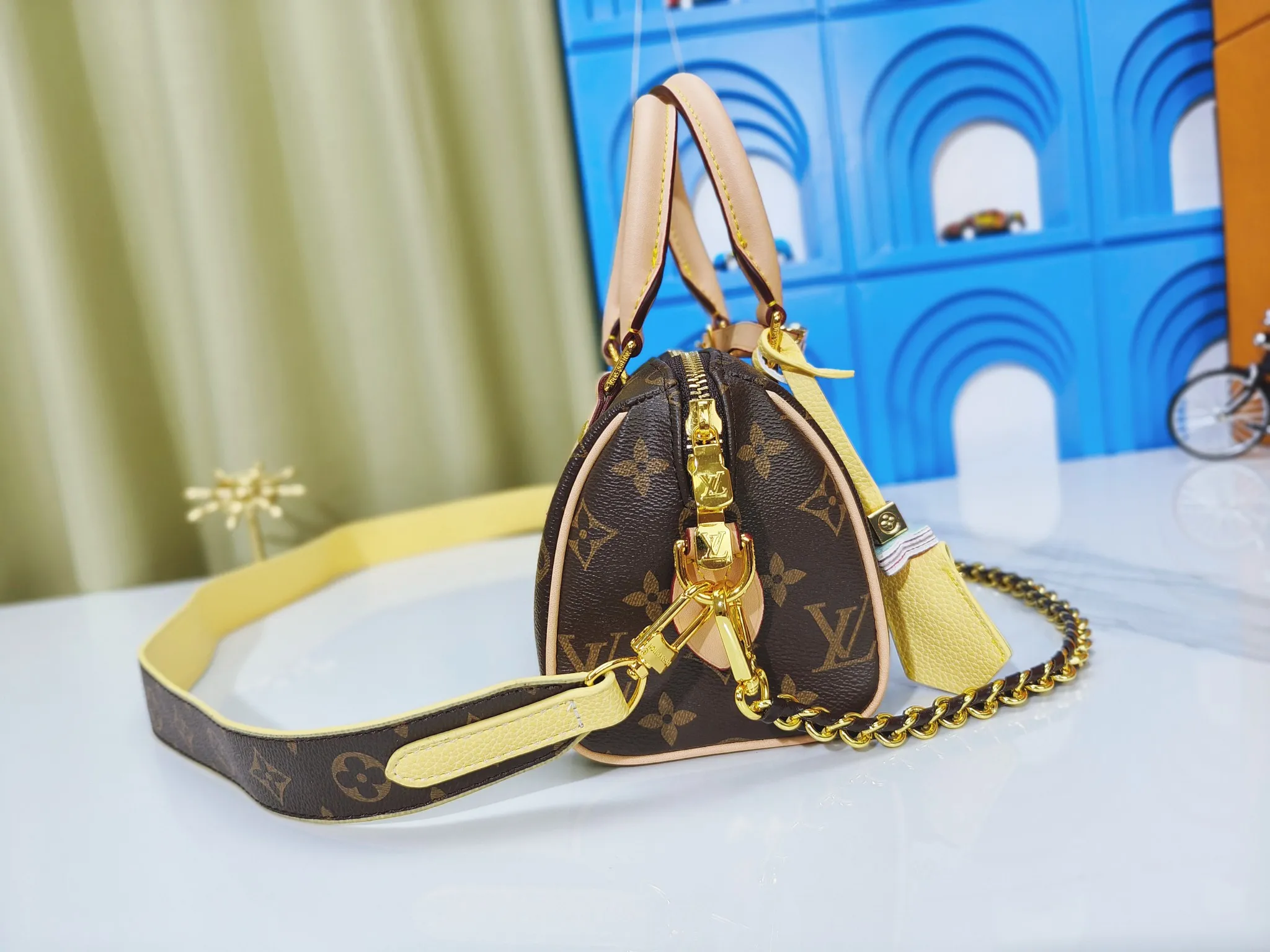 P260💰 Upgraded from the original m24606 black flower m46970 presbyopic m24605 green leather m24598 purple leather m24474 white flower m24605 blue leather 2024 China Qixi Festival limited speedy18, to meet daily needs with exquisite and compact accessories that can be worn in multiple ways, plus a detachable chain strap to achieve a comfortable shoulder-carrying experience. Dimensions: 18.0x12.5x11.0 (length x height x width)