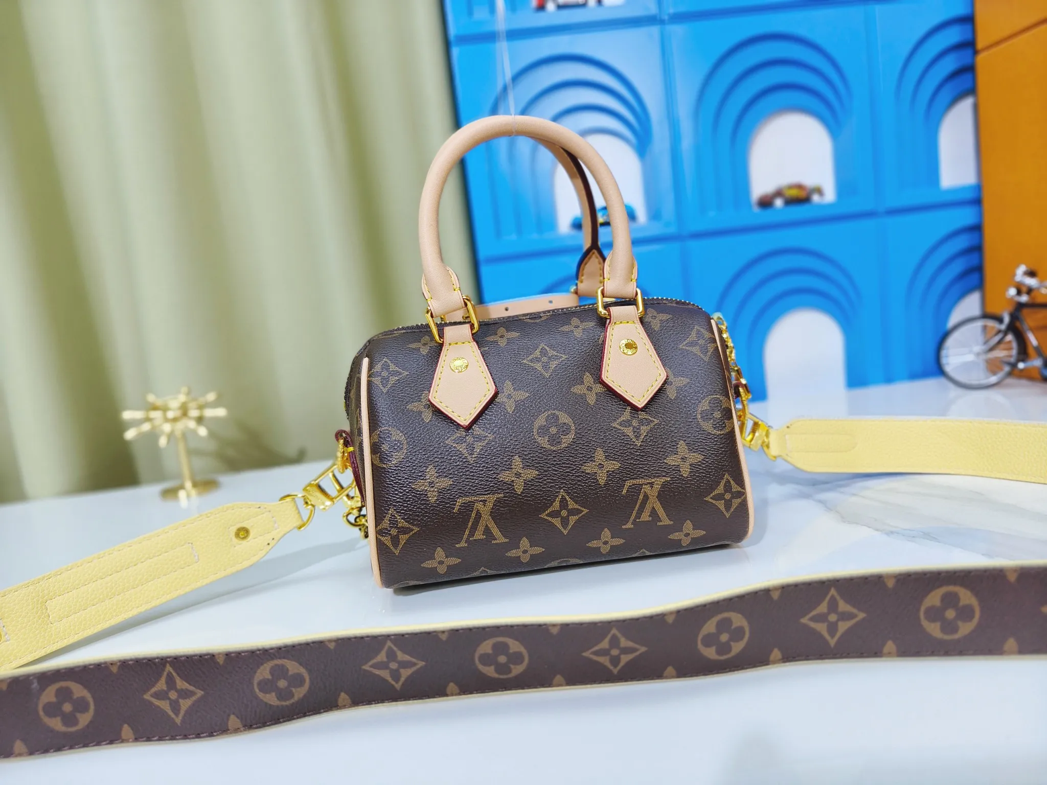 P260💰 Upgraded from the original m24606 black flower m46970 presbyopic m24605 green leather m24598 purple leather m24474 white flower m24605 blue leather 2024 China Qixi Festival limited speedy18, to meet daily needs with exquisite and compact accessories that can be worn in multiple ways, plus a detachable chain strap to achieve a comfortable shoulder-carrying experience. Dimensions: 18.0x12.5x11.0 (length x height x width)