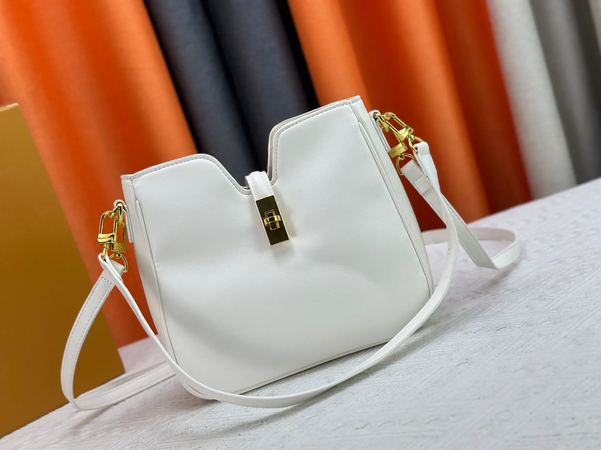 P300 small size M120693 M119563 Louis Vuitton's new style has quietly returned to the minimalist elegance. This new design has soft lines and uses the Hobo outline to outline a casual sense of calmness. This is a bag that deliberately attracts attention and captures people's hearts with its low-key and restrained charm. Internal zipper pocket Size: small 24.5x21.5x5cm large 36×29.5×7cm