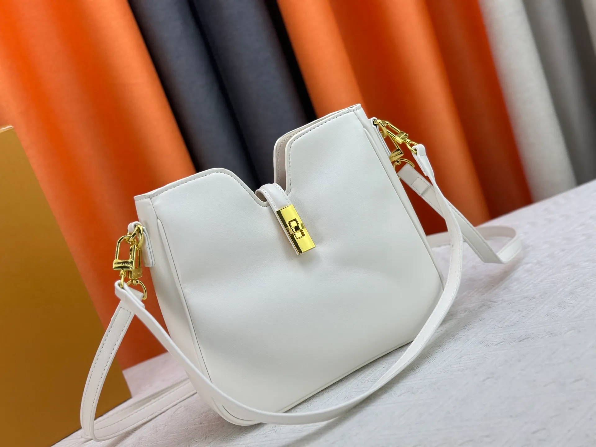 P300 small size M120693 M119563 Louis Vuitton's new style has quietly returned to the minimalist elegance. This new design has soft lines and uses the Hobo outline to outline a casual sense of calmness. This is a bag that deliberately attracts attention and captures people's hearts with its low-key and restrained charm. Internal zipper pocket Size: small 24.5x21.5x5cm large 36×29.5×7cm