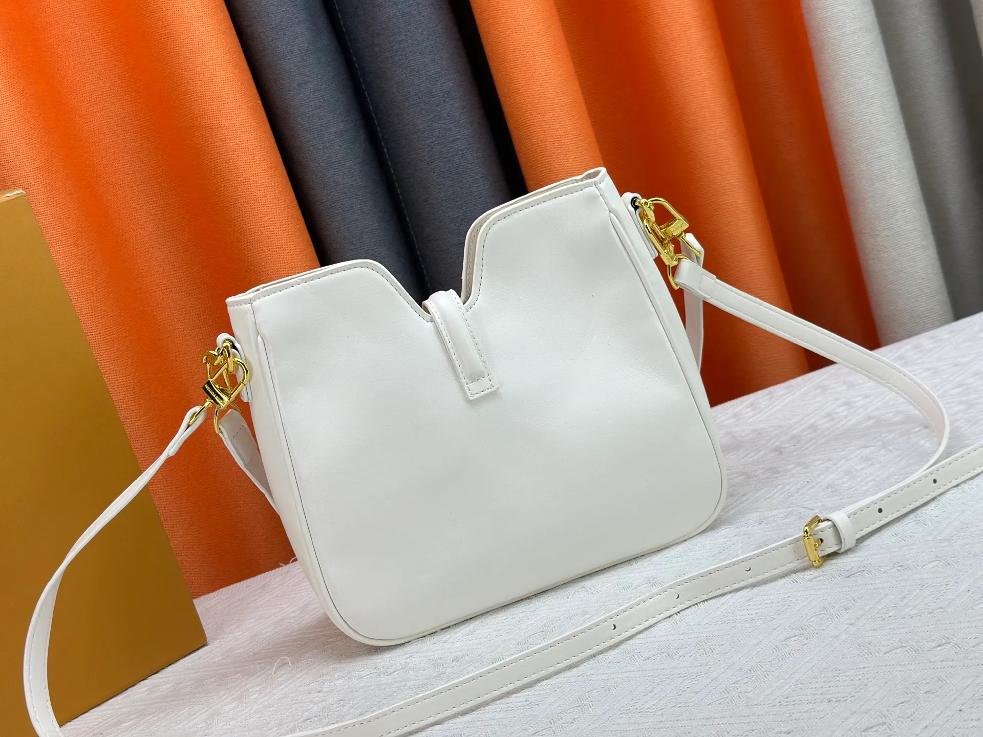 P300 small size M120693 M119563 Louis Vuitton's new style has quietly returned to the minimalist elegance. This new design has soft lines and uses the Hobo outline to outline a casual sense of calmness. This is a bag that deliberately attracts attention and captures people's hearts with its low-key and restrained charm. Internal zipper pocket Size: small 24.5x21.5x5cm large 36×29.5×7cm