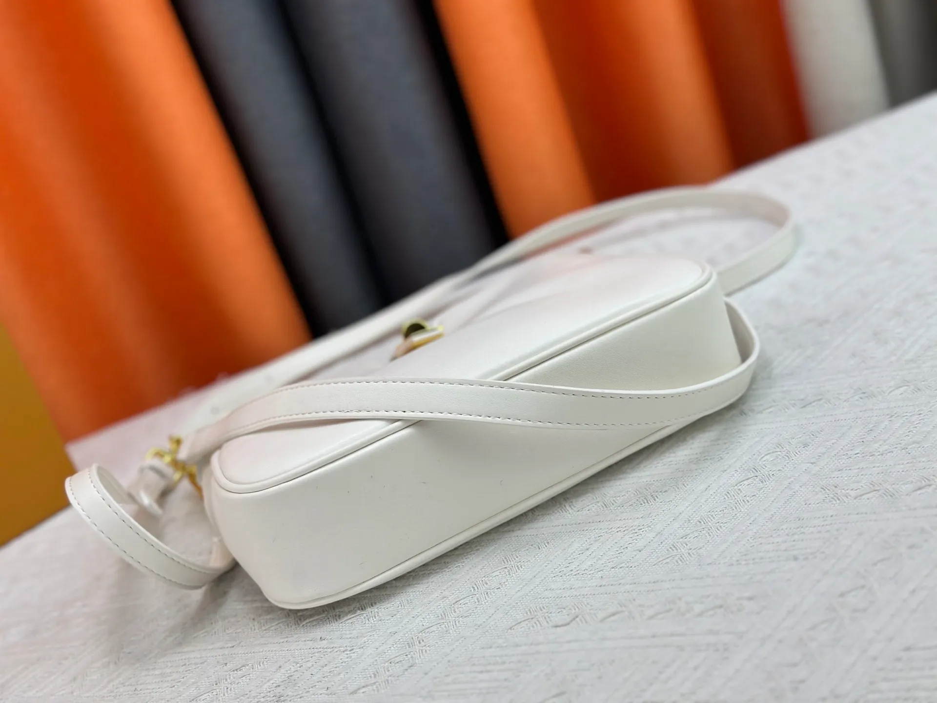 P300 small size M120693 M119563 Louis Vuitton's new style has quietly returned to the minimalist elegance. This new design has soft lines and uses the Hobo outline to outline a casual sense of calmness. This is a bag that deliberately attracts attention and captures people's hearts with its low-key and restrained charm. Internal zipper pocket Size: small 24.5x21.5x5cm large 36×29.5×7cm