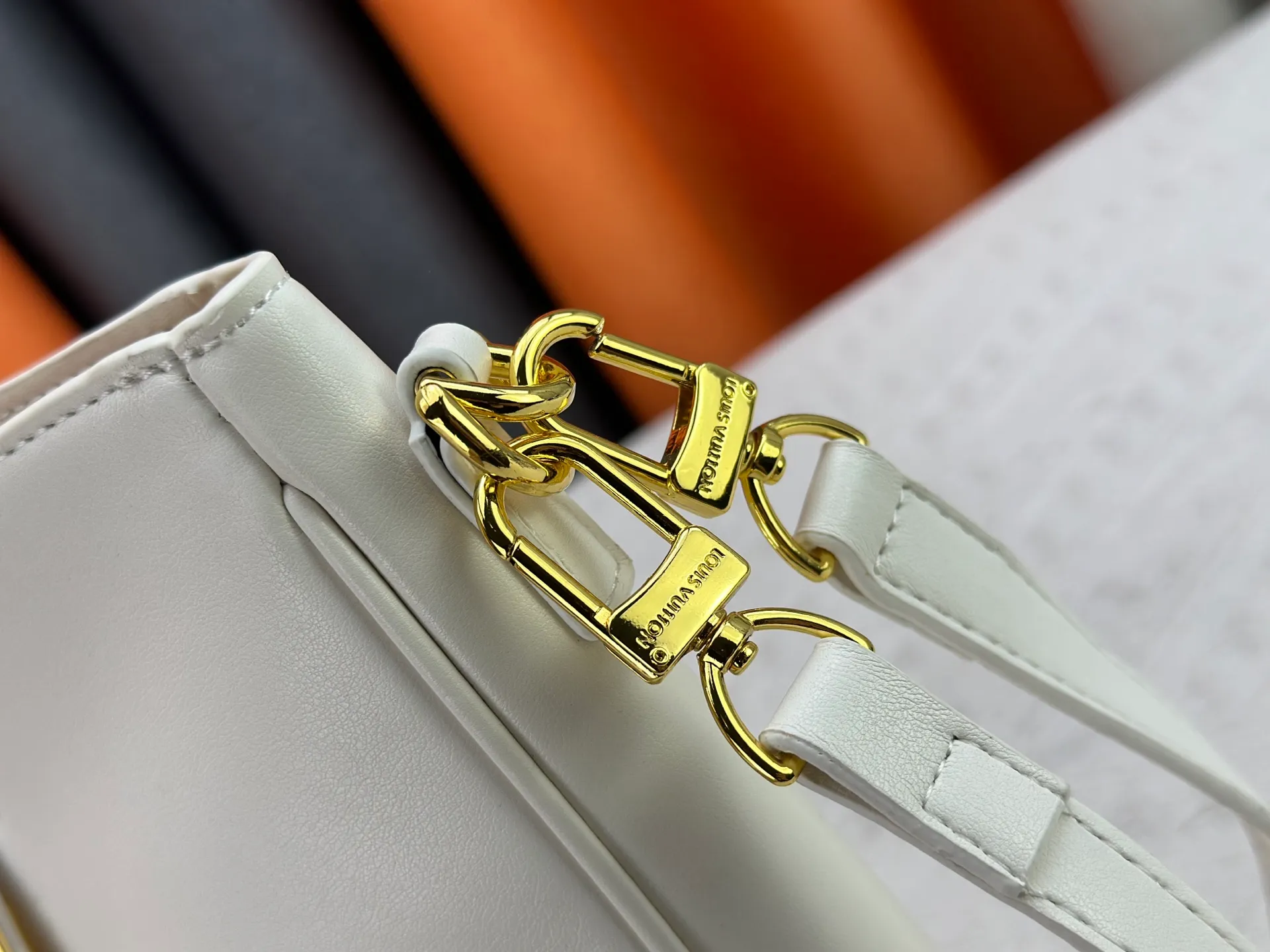 P300 small size M120693 M119563 Louis Vuitton's new style has quietly returned to the minimalist elegance. This new design has soft lines and uses the Hobo outline to outline a casual sense of calmness. This is a bag that deliberately attracts attention and captures people's hearts with its low-key and restrained charm. Internal zipper pocket Size: small 24.5x21.5x5cm large 36×29.5×7cm