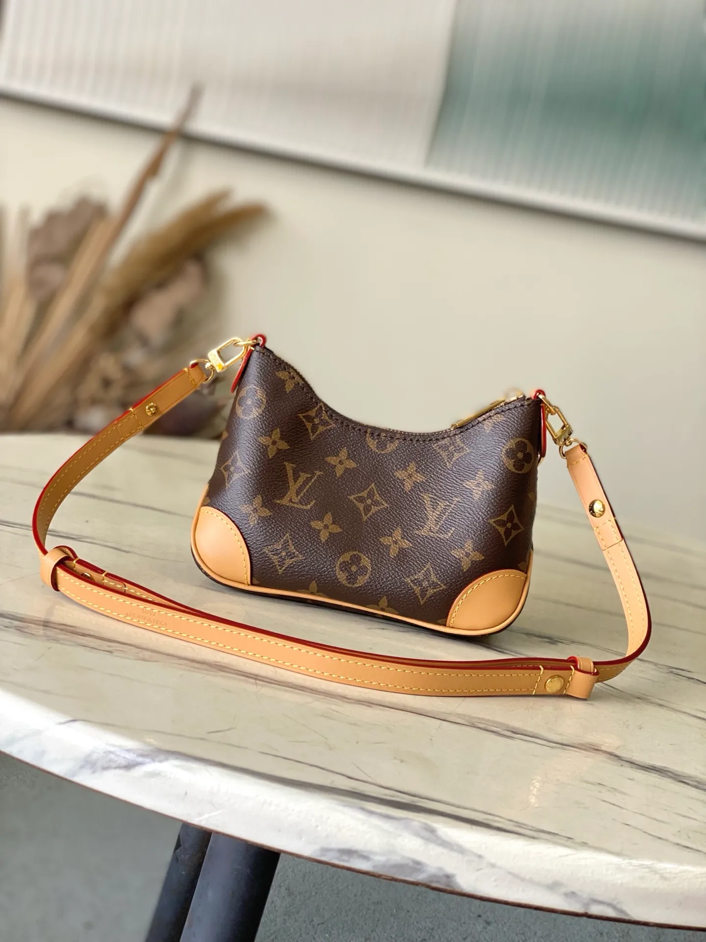 💰740 Top Original M25519 Boulogne Mini handbag is made of classic Monogram canvas. The shoulder strap can be worn on the shoulder or cross-body. It can be removed to transform into a chain bag or a clutch. 20.0x 14.5x 7.0 cm (length x height x width)