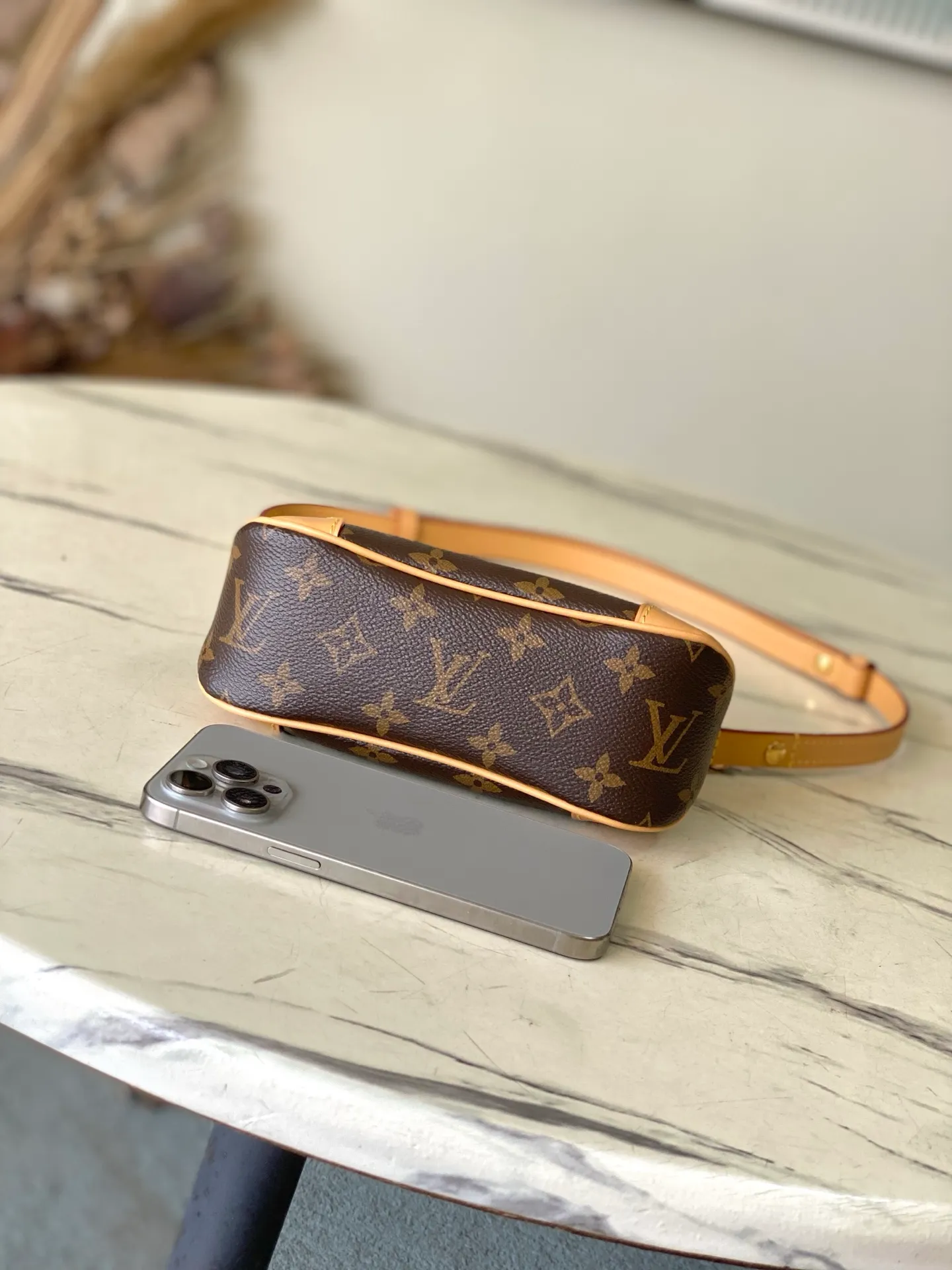 💰740 Top Original M25519 Boulogne Mini handbag is made of classic Monogram canvas. The shoulder strap can be worn on the shoulder or cross-body. It can be removed to transform into a chain bag or a clutch. 20.0x 14.5x 7.0 cm (length x height x width)