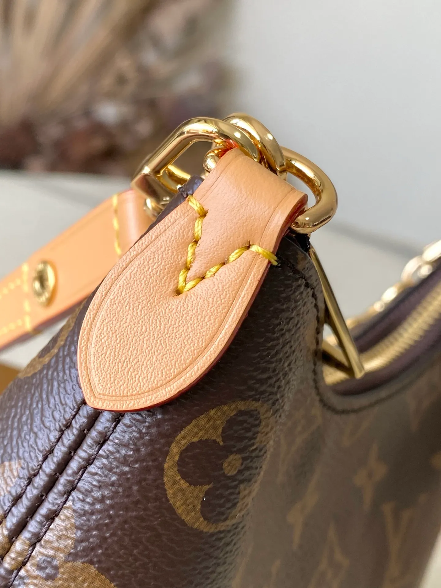 💰740 Top Original M25519 Boulogne Mini handbag is made of classic Monogram canvas. The shoulder strap can be worn on the shoulder or cross-body. It can be removed to transform into a chain bag or a clutch. 20.0x 14.5x 7.0 cm (length x height x width)