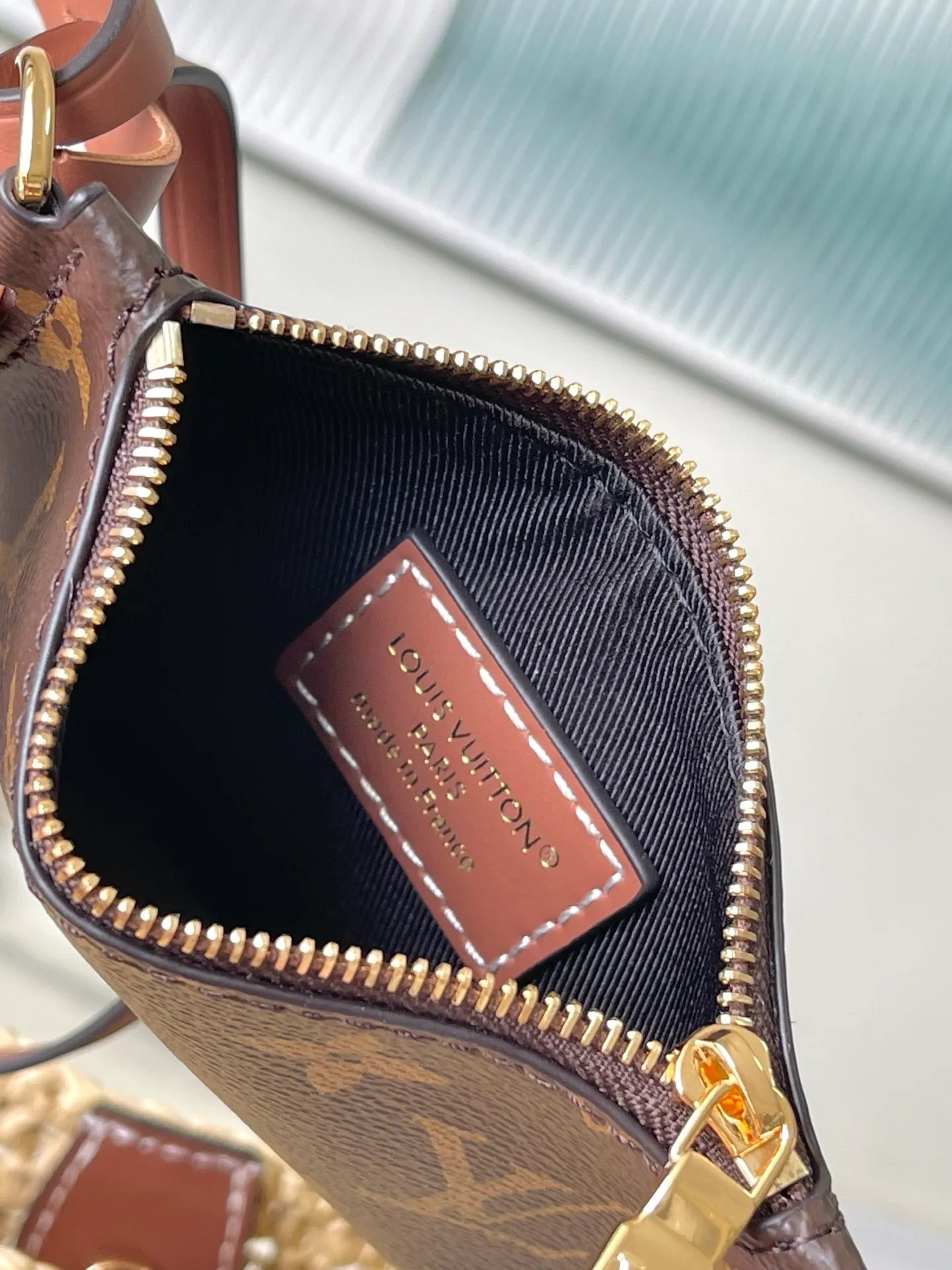 💰1220 Top original order M14217 This AllInBB handbag interprets the holiday style with the leisurely style of the south of France, once again confirming the brand's exquisite craftsmanship. The raffia bag body is integrated with leather elements such as iconic brand names, and the bright padlock is the perfect detail. The lightweight structure makes it a perfect storage choice for beach time and various occasions. Dimensions: 16 × 18 × 12 cm