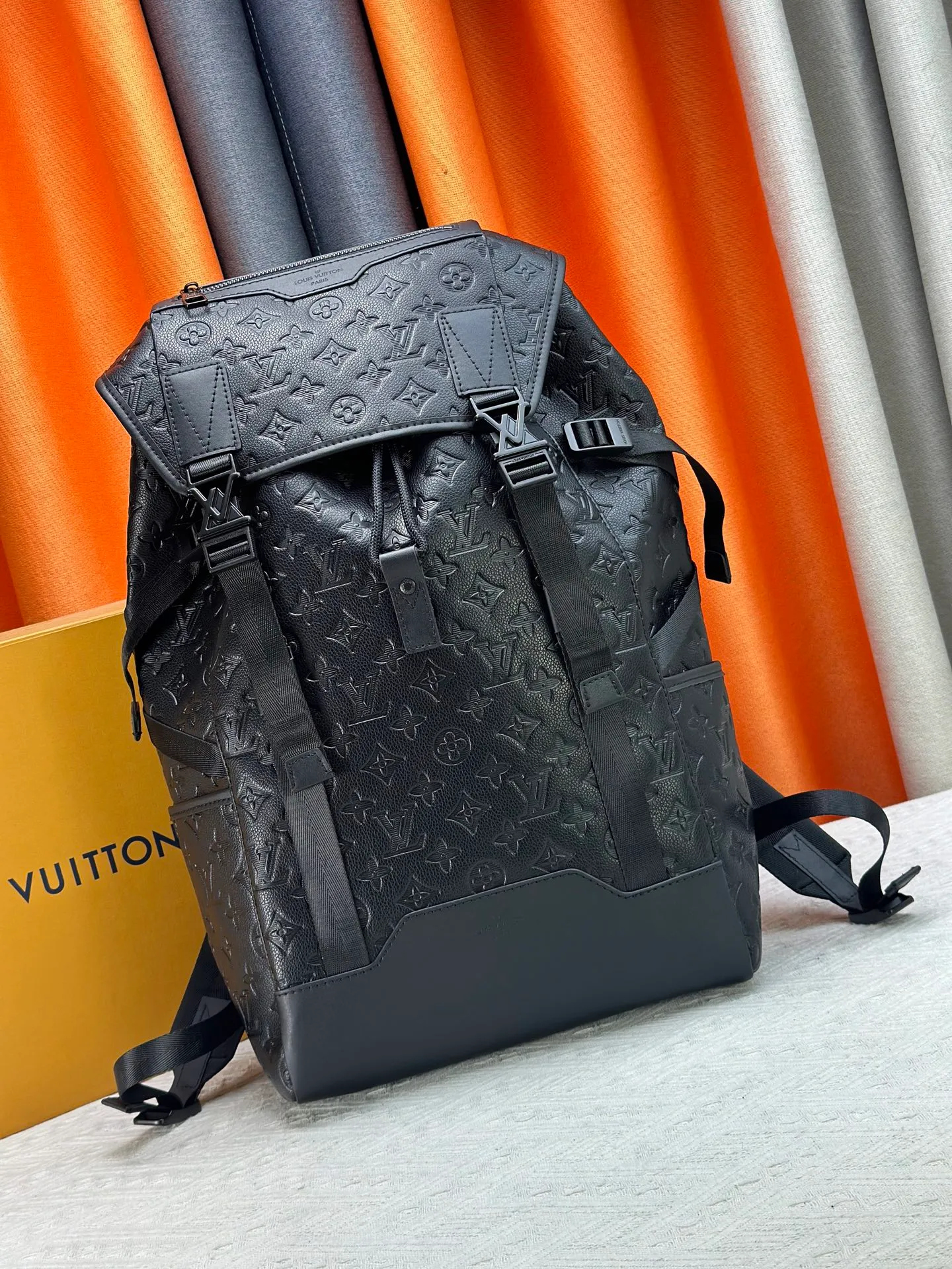 P460 Upgraded version Guangzhou goods M24776 M46792 The latest Getaway backpack draws on the energetic style of outdoor sports and uses Monogram Eclipse canvas to create a soft and close-fitting structure. The top flap has an LV logo quick-release buckle, a spacious main compartment and multiple exterior pockets, making it a trendy choice for travel or daily travel. 50 x 15 x 29 cm (height x width x length)