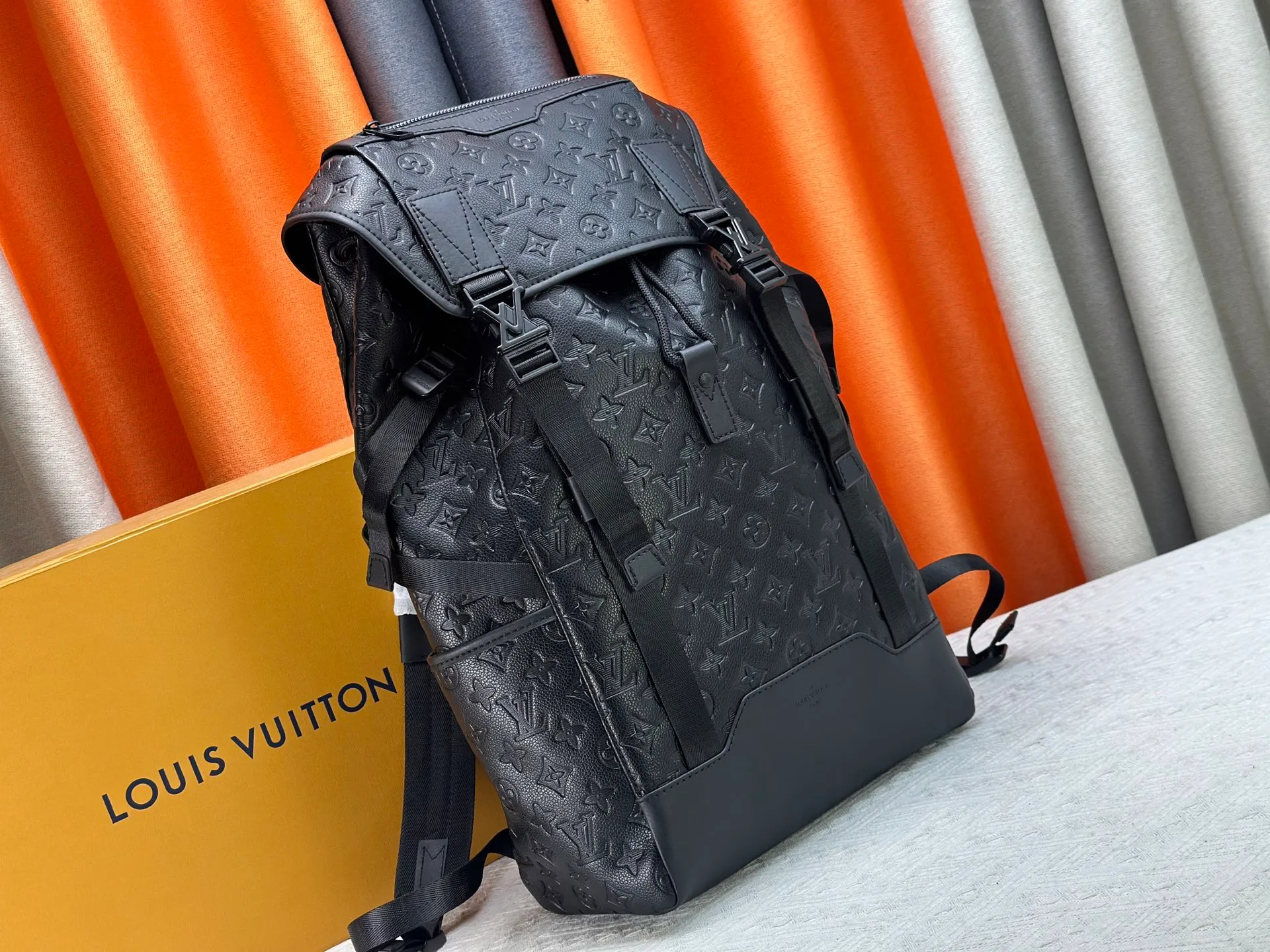 P460 Upgraded version Guangzhou goods M24776 M46792 The latest Getaway backpack draws on the energetic style of outdoor sports and uses Monogram Eclipse canvas to create a soft and close-fitting structure. The top flap has an LV logo quick-release buckle, a spacious main compartment and multiple exterior pockets, making it a trendy choice for travel or daily travel. 50 x 15 x 29 cm (height x width x length)