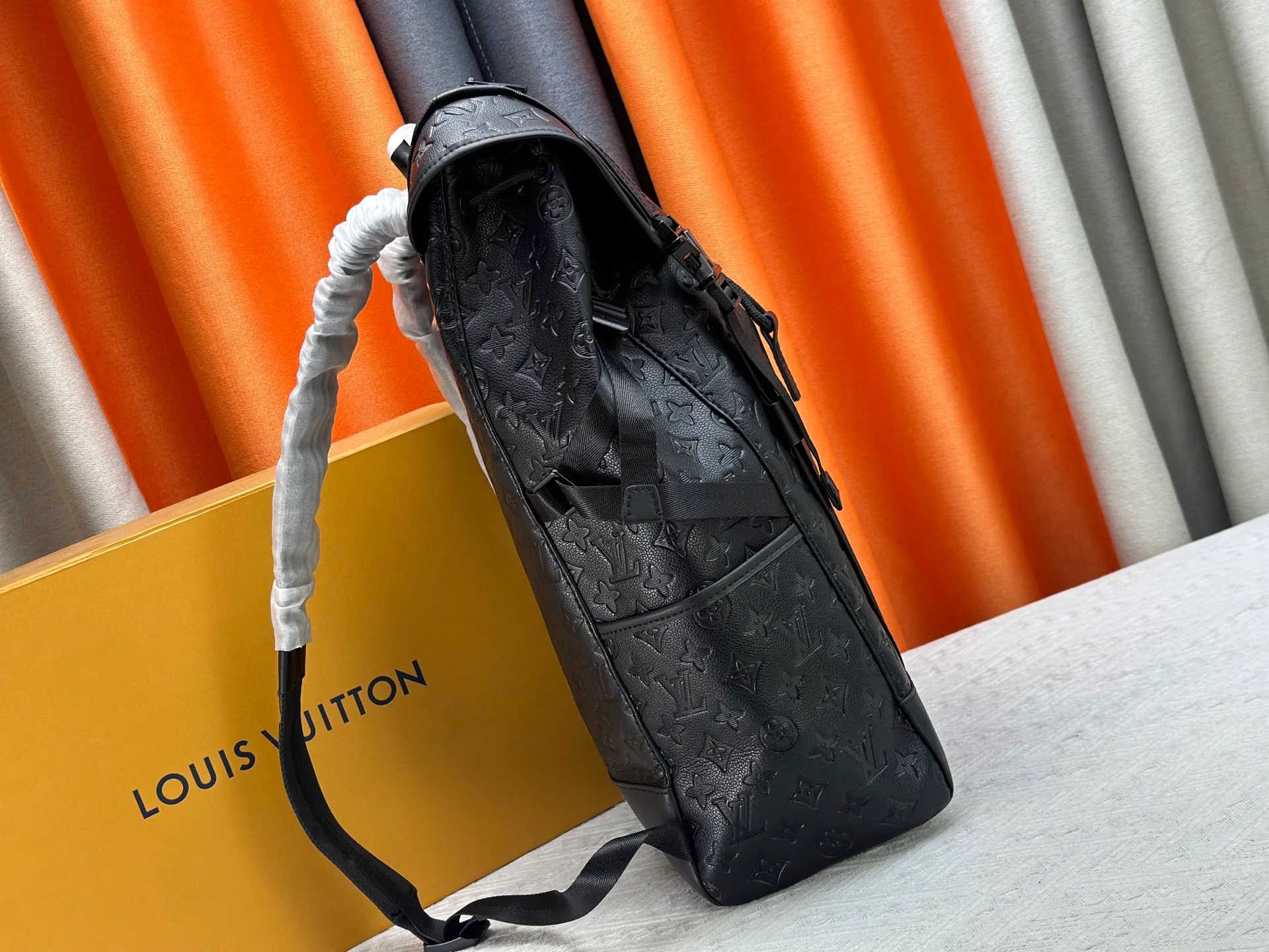 P460 Upgraded version Guangzhou goods M24776 M46792 The latest Getaway backpack draws on the energetic style of outdoor sports and uses Monogram Eclipse canvas to create a soft and close-fitting structure. The top flap has an LV logo quick-release buckle, a spacious main compartment and multiple exterior pockets, making it a trendy choice for travel or daily travel. 50 x 15 x 29 cm (height x width x length)