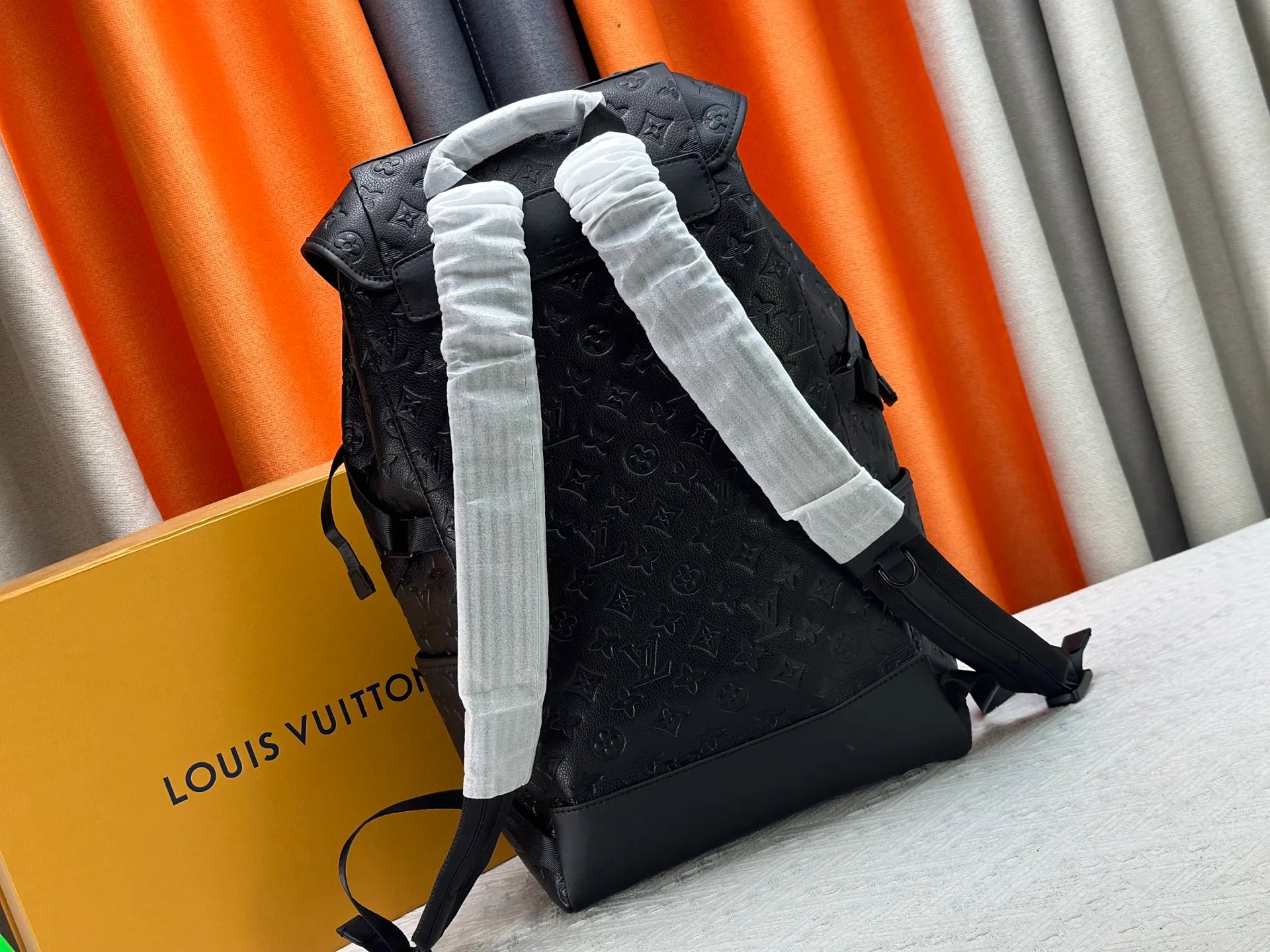 P460 Upgraded version Guangzhou goods M24776 M46792 The latest Getaway backpack draws on the energetic style of outdoor sports and uses Monogram Eclipse canvas to create a soft and close-fitting structure. The top flap has an LV logo quick-release buckle, a spacious main compartment and multiple exterior pockets, making it a trendy choice for travel or daily travel. 50 x 15 x 29 cm (height x width x length)