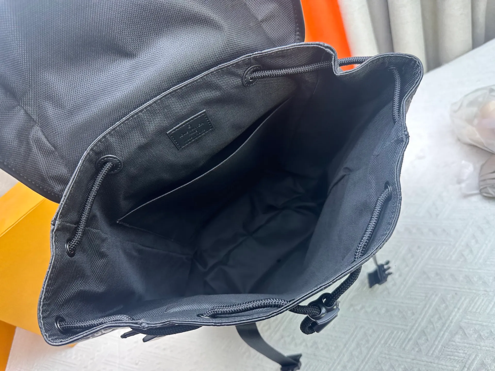 P460 Upgraded version Guangzhou goods M24776 M46792 The latest Getaway backpack draws on the energetic style of outdoor sports and uses Monogram Eclipse canvas to create a soft and close-fitting structure. The top flap has an LV logo quick-release buckle, a spacious main compartment and multiple exterior pockets, making it a trendy choice for travel or daily travel. 50 x 15 x 29 cm (height x width x length)