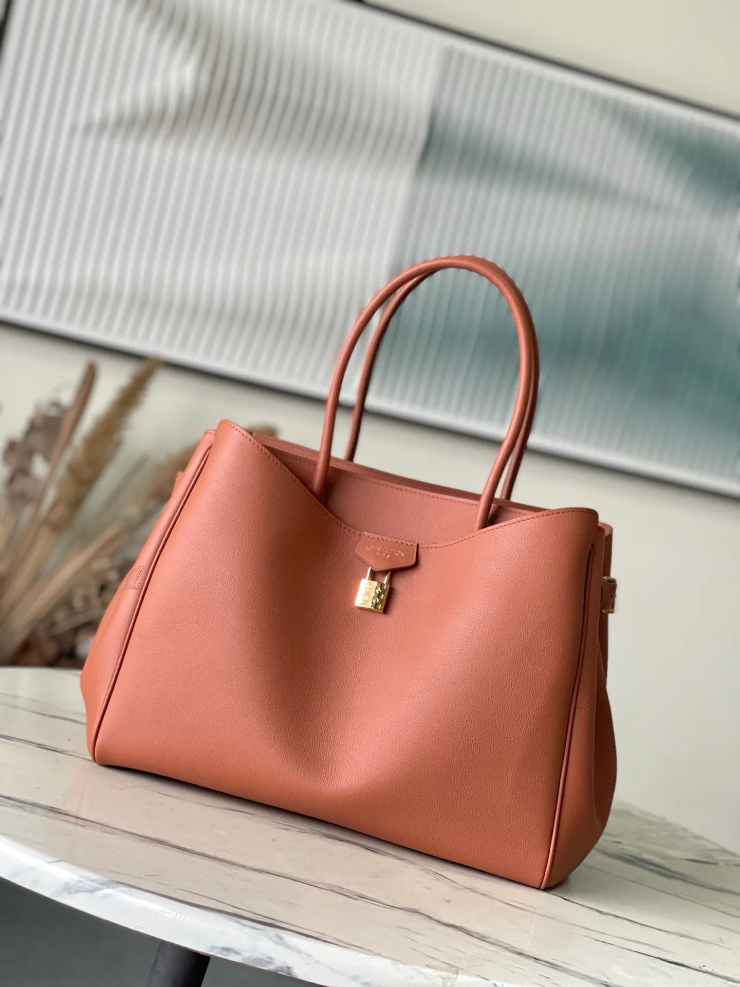 💰1480 (first-grain leather) top original order M26501 Amber Large This practical and stylish Vendôme handbag model perfectly displays freedom and modernity, and praises the brand's excellent craftsmanship. The handbag is made of black calfskin with a subtle satin effect finish, equipped with a gold buckle and a signature padlock engraved with the Monogram pattern in a low-key manner. This versatile tote features adjustable elasticated side straps and multiple pockets to securely store valuables. Dimensions: 35.5 x 28 x 17 cm (length x height x width)
