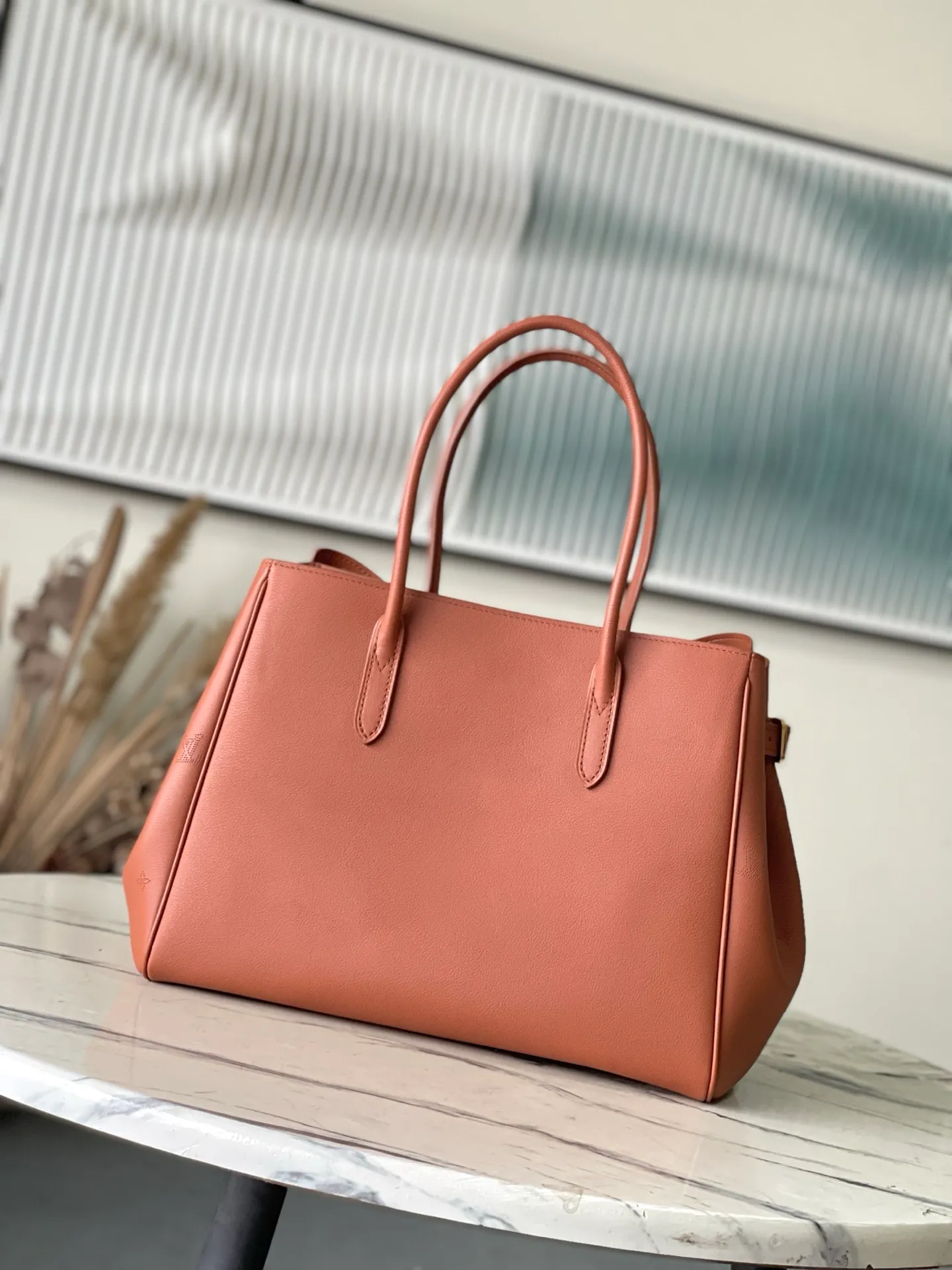 💰1480 (first-grain leather) top original order M26501 Amber Large This practical and stylish Vendôme handbag model perfectly displays freedom and modernity, and praises the brand's excellent craftsmanship. The handbag is made of black calfskin with a subtle satin effect finish, equipped with a gold buckle and a signature padlock engraved with the Monogram pattern in a low-key manner. This versatile tote features adjustable elasticated side straps and multiple pockets to securely store valuables. Dimensions: 35.5 x 28 x 17 cm (length x height x width)
