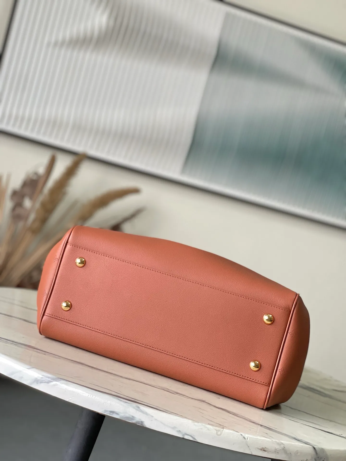 💰1480 (first-grain leather) top original order M26501 Amber Large This practical and stylish Vendôme handbag model perfectly displays freedom and modernity, and praises the brand's excellent craftsmanship. The handbag is made of black calfskin with a subtle satin effect finish, equipped with a gold buckle and a signature padlock engraved with the Monogram pattern in a low-key manner. This versatile tote features adjustable elasticated side straps and multiple pockets to securely store valuables. Dimensions: 35.5 x 28 x 17 cm (length x height x width)