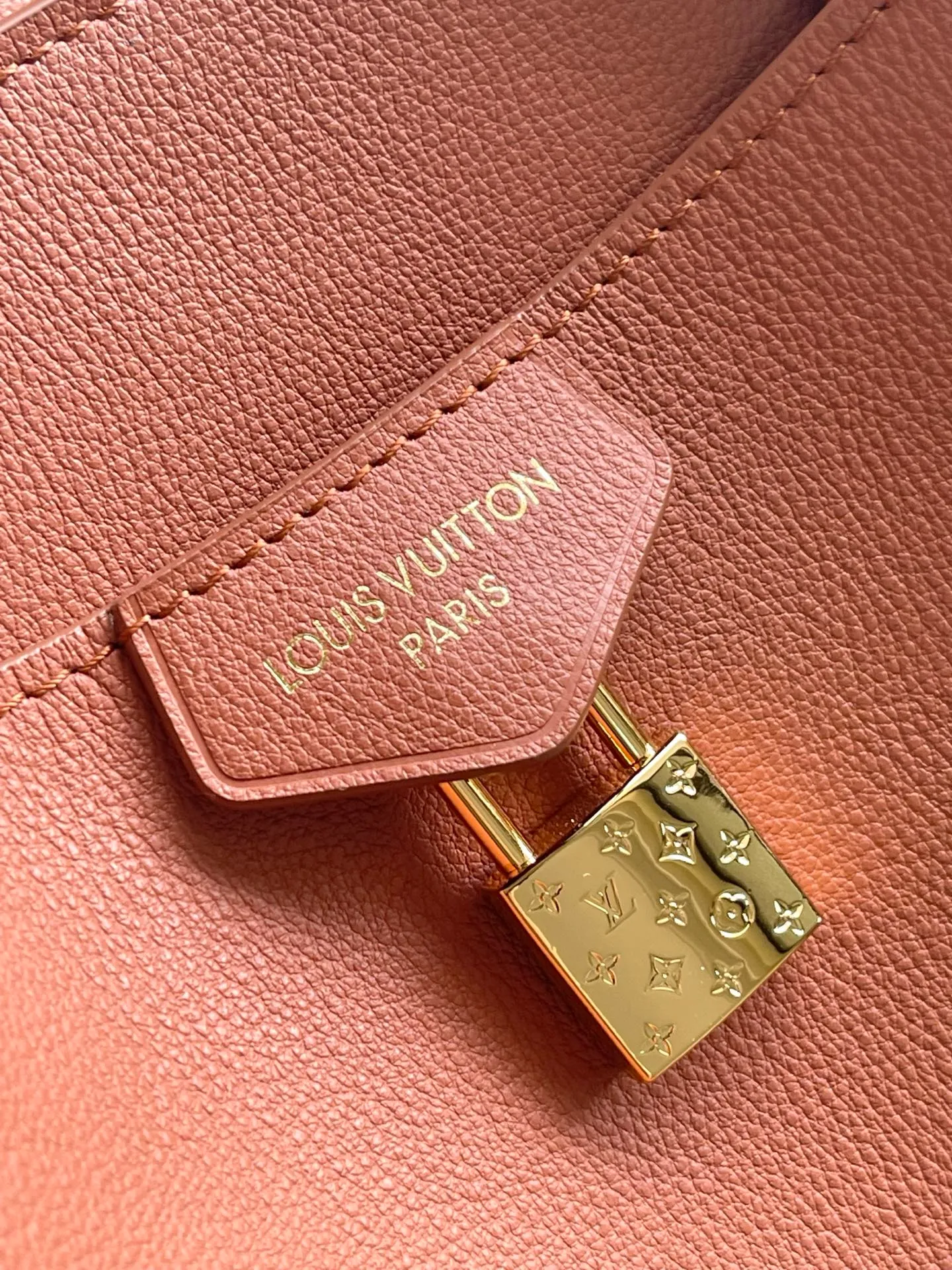 💰1480 (first-grain leather) top original order M26501 Amber Large This practical and stylish Vendôme handbag model perfectly displays freedom and modernity, and praises the brand's excellent craftsmanship. The handbag is made of black calfskin with a subtle satin effect finish, equipped with a gold buckle and a signature padlock engraved with the Monogram pattern in a low-key manner. This versatile tote features adjustable elasticated side straps and multiple pockets to securely store valuables. Dimensions: 35.5 x 28 x 17 cm (length x height x width)