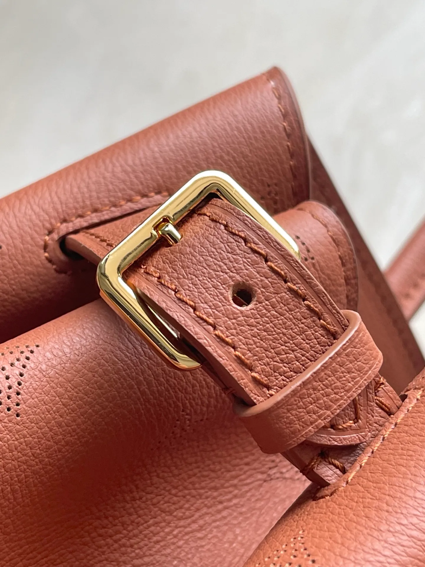 💰1480 (first-grain leather) top original order M26501 Amber Large This practical and stylish Vendôme handbag model perfectly displays freedom and modernity, and praises the brand's excellent craftsmanship. The handbag is made of black calfskin with a subtle satin effect finish, equipped with a gold buckle and a signature padlock engraved with the Monogram pattern in a low-key manner. This versatile tote features adjustable elasticated side straps and multiple pockets to securely store valuables. Dimensions: 35.5 x 28 x 17 cm (length x height x width)