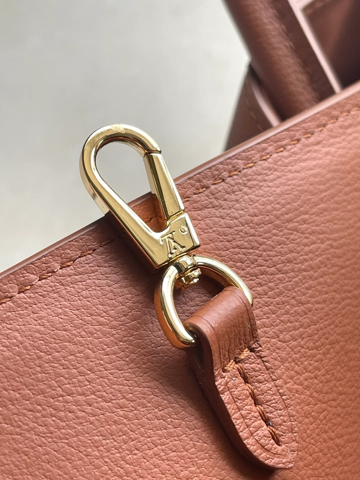 💰1480 (first-grain leather) top original order M26501 Amber Large This practical and stylish Vendôme handbag model perfectly displays freedom and modernity, and praises the brand's excellent craftsmanship. The handbag is made of black calfskin with a subtle satin effect finish, equipped with a gold buckle and a signature padlock engraved with the Monogram pattern in a low-key manner. This versatile tote features adjustable elasticated side straps and multiple pockets to securely store valuables. Dimensions: 35.5 x 28 x 17 cm (length x height x width)