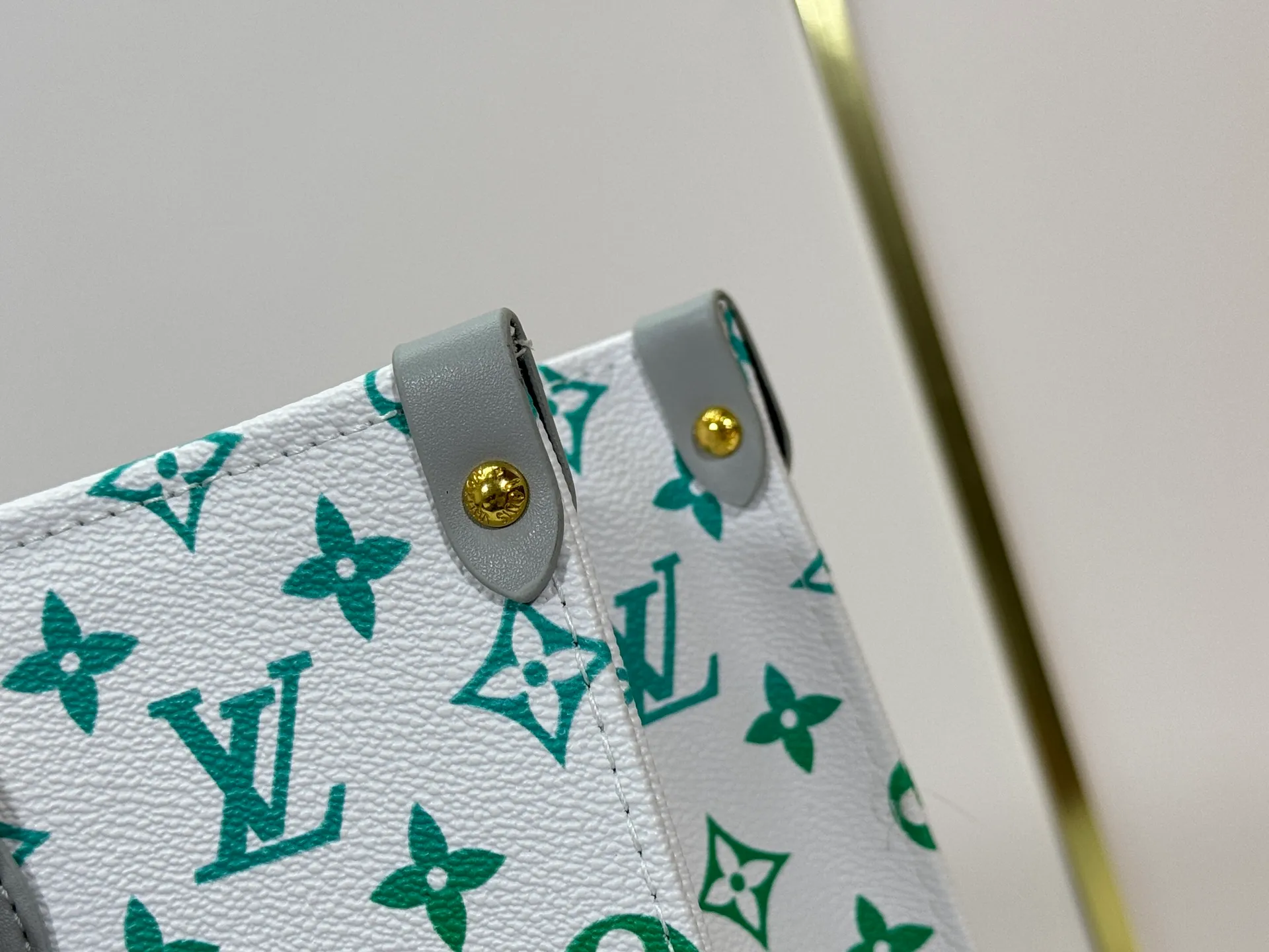 P260 Upgraded Original 🔥New 🔥M45039 M45321 M44571 This Onthego medium handbag uses classic Monogram canvas and Monogram Reverse canvas on both sides to present different styles at will. Toron's dual handles and shoulder strap allow for a variety of carrying options. Dimensions: 34.0 x 26.0 x 13.0 cm (length x height x width)