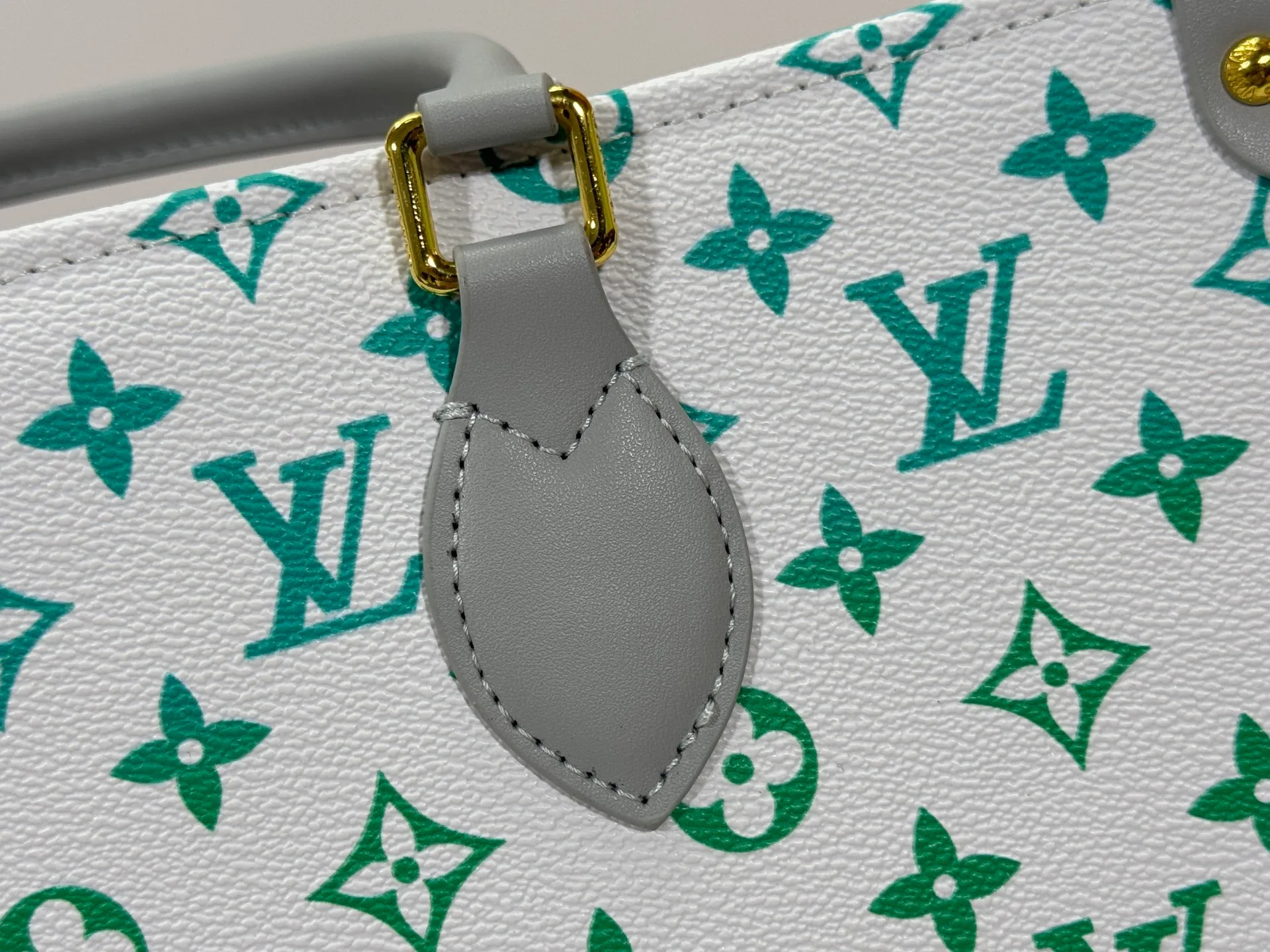 P260 Upgraded Original 🔥New 🔥M45039 M45321 M44571 This Onthego medium handbag uses classic Monogram canvas and Monogram Reverse canvas on both sides to present different styles at will. Toron's dual handles and shoulder strap allow for a variety of carrying options. Dimensions: 34.0 x 26.0 x 13.0 cm (length x height x width)