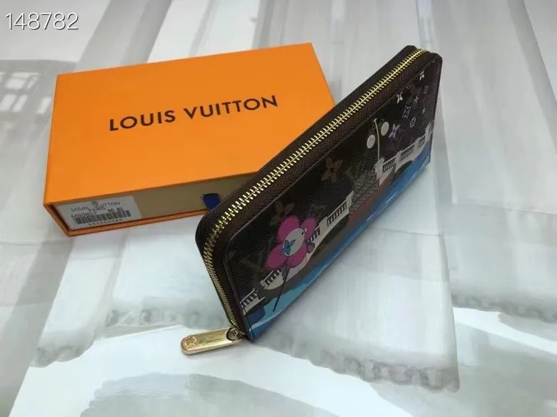 P150💰 M80857M60017 Japan limited wallet "Gibby Wallet", printed with Louis Vuitton's cute mascot "Vivian" illustration on single gram canvas. Brightly colored kites and cute mascots are combined, embellished with tiny single flowers. This is a collectible item that is perfect as a gift for those who love singles. Size: 19x 12.5x 3.0cm, 🎁🎁