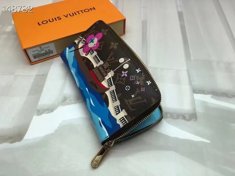 P150💰 M80857M60017 Japan limited wallet "Gibby Wallet", printed with Louis Vuitton's cute mascot "Vivian" illustration on single gram canvas. Brightly colored kites and cute mascots are combined, embellished with tiny single flowers. This is a collectible item that is perfect as a gift for those who love singles. Size: 19x 12.5x 3.0cm, 🎁🎁