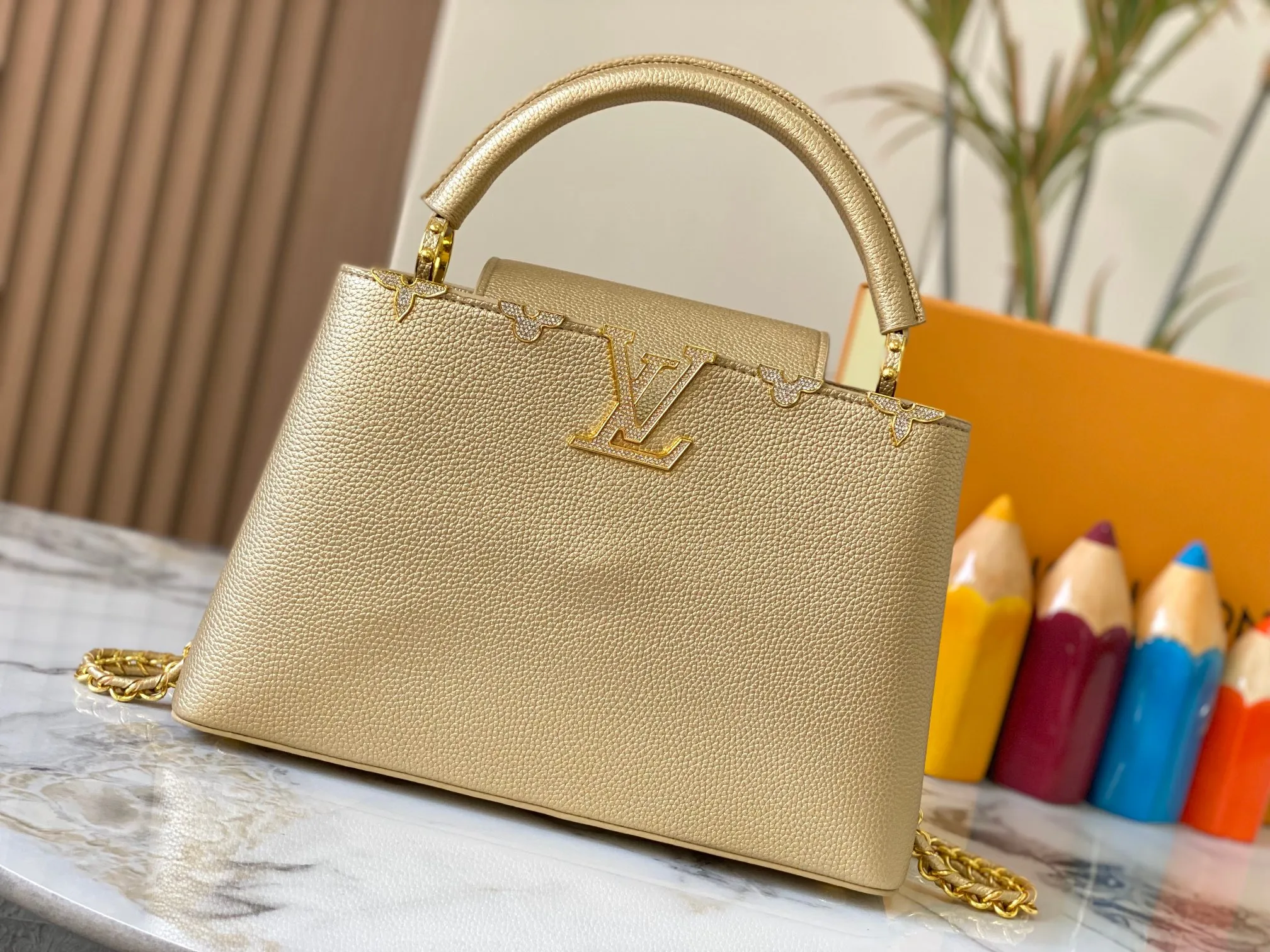 Top original P480 Guangzhou product M24585 gold-plated diamond corolla 🔺This Capucines Flower Crown handbag is made of full-grain Taurillon leather embellished with Monogram flowers. Each flower is shaped by exquisite crystal diamonds. The LV logo and flowers echo each other, giving this feminine handbag a jewel-like luster. Use the detachable shoulder strap skillfully to switch between shoulder and cross-body styles♠️Size: 31.5 * 20 * 11cm🥂