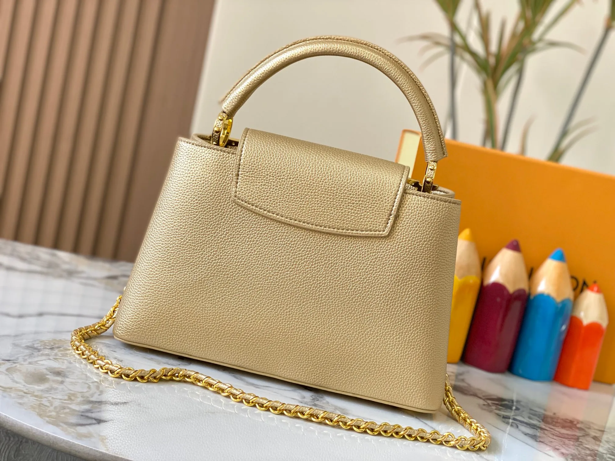 Top original P480 Guangzhou product M24585 gold-plated diamond corolla 🔺This Capucines Flower Crown handbag is made of full-grain Taurillon leather embellished with Monogram flowers. Each flower is shaped by exquisite crystal diamonds. The LV logo and flowers echo each other, giving this feminine handbag a jewel-like luster. Use the detachable shoulder strap skillfully to switch between shoulder and cross-body styles♠️Size: 31.5 * 20 * 11cm🥂